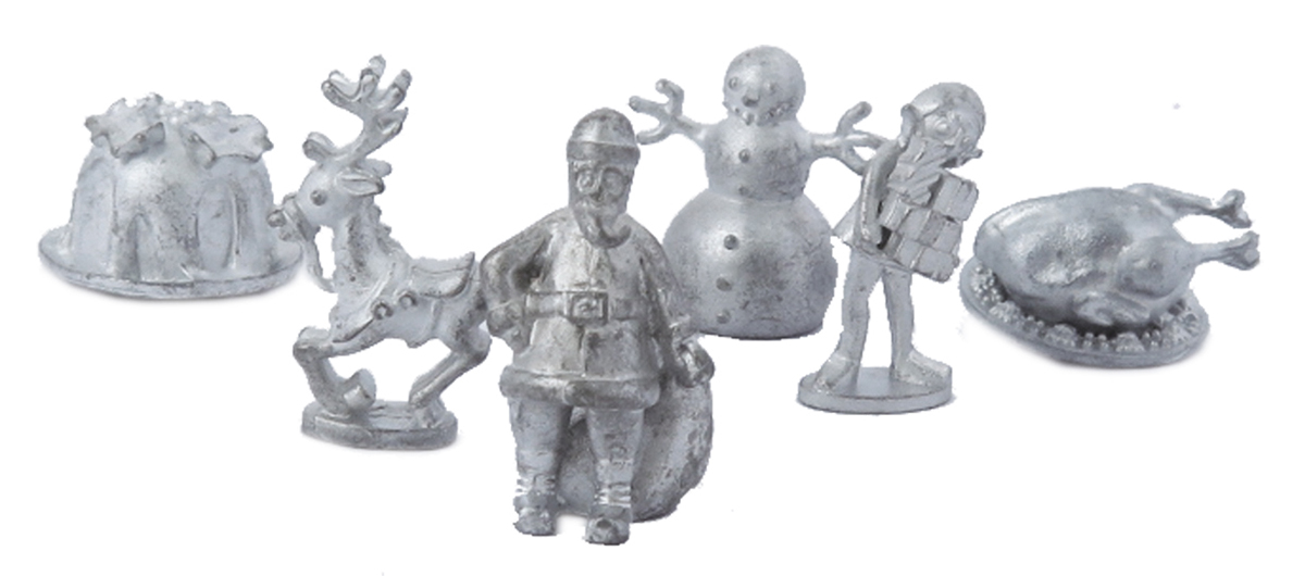 Sechs silberfarbene Feiertags-Metallfiguren, darunter der Weihnachtsmann, ein Rentier, Schneemann, Elf, Truthahn und ein Dessert.