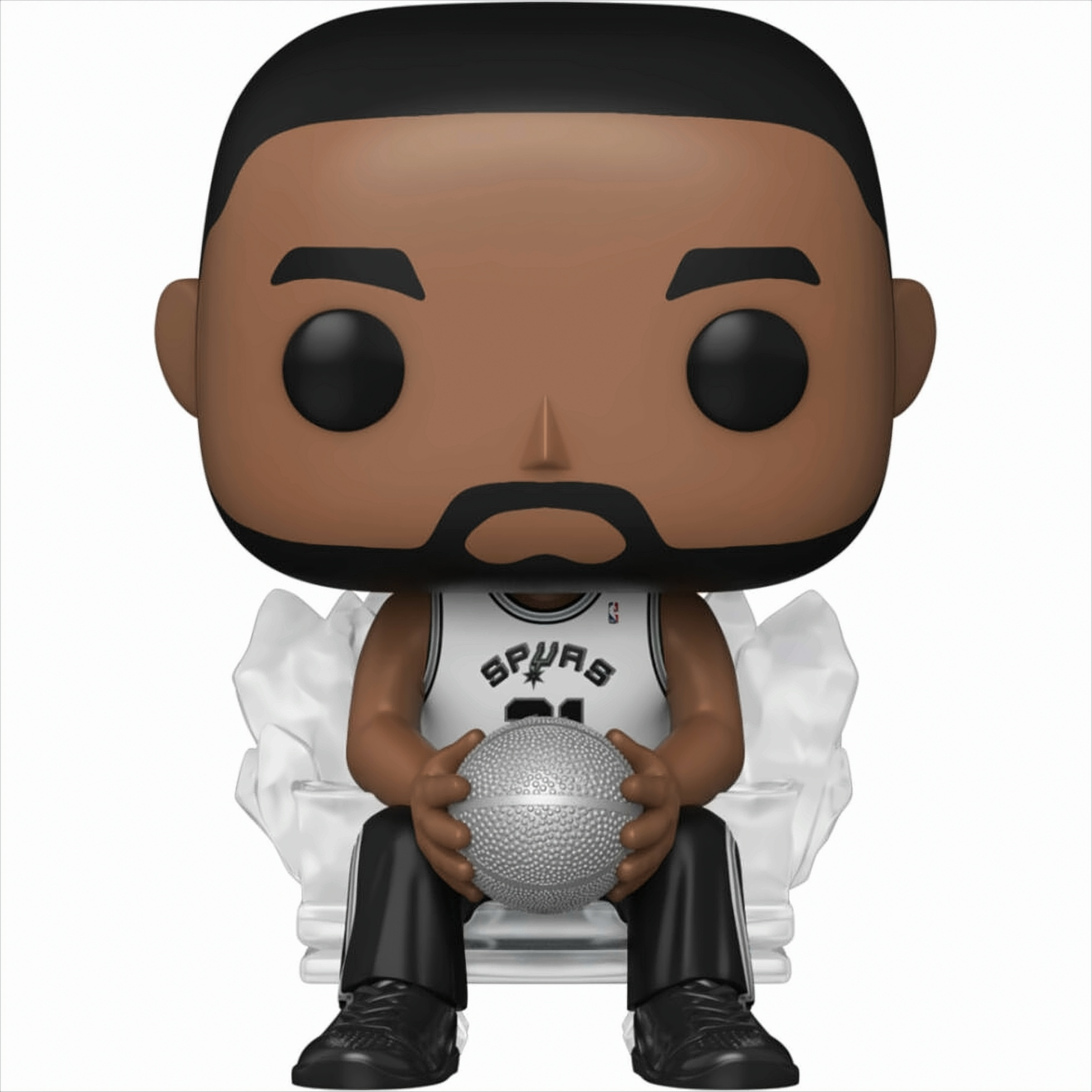 Eine Vinylfigur eines Basketballspielers im Spurs-Trikot auf einem Thron mit einem silbernen Basketball.