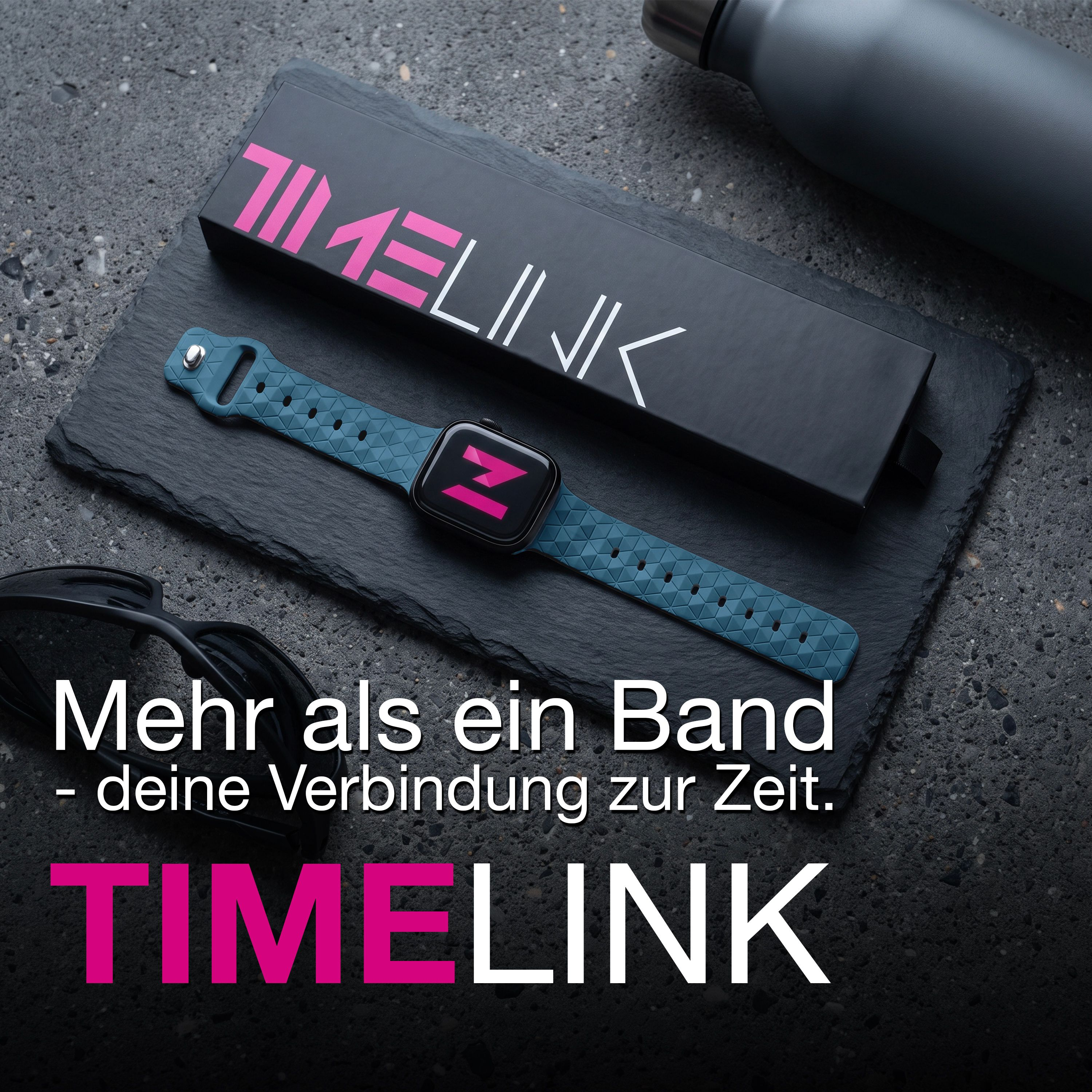 Eine Timelink Smartwatch mit blauem Armband und Box auf dunklem Stein, mit Brille und Flasche.