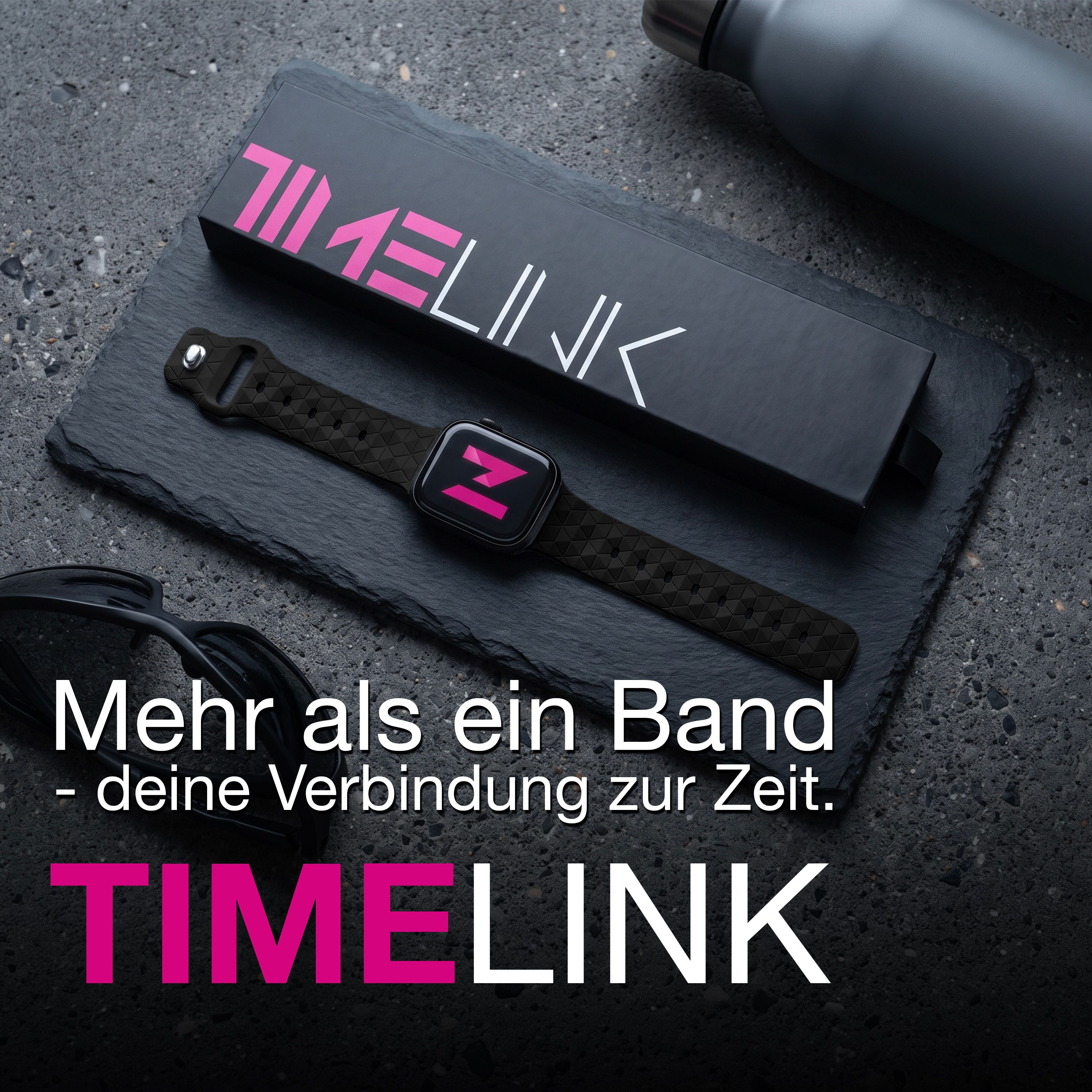 Eine schwarze Smartwatch mit Musterarmband liegt neben einer Verpackung mit Timelink-Logo auf dunklem Stein.