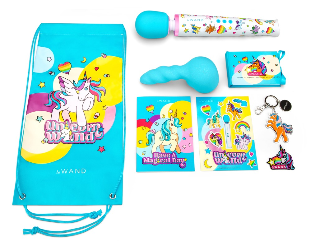 Ein blaues Wellness-Set im Einhorn-Stil mit Zauberstab, Heft, Aufklebern, Schlüsselanhänger und Beutel.