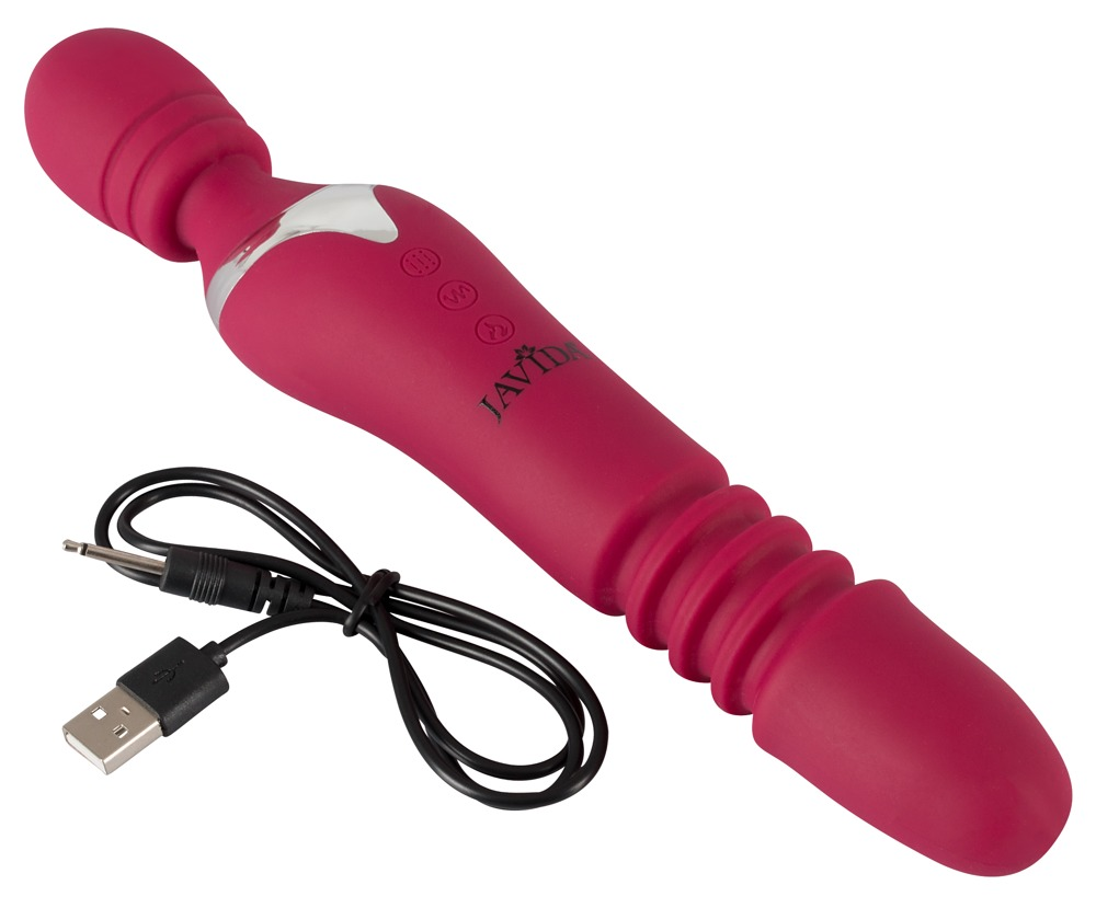 Ein pinkfarbener, ergonomischer Massagestab mit Kontrollknöpfen liegt schräg neben einem schwarzen USB-Ladekabel.