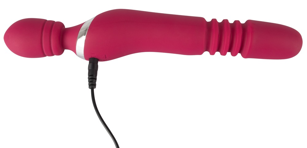 Ein rosafarbener, wellenförmiger Dildo mit Ladekabel vor weißem Hintergrund.