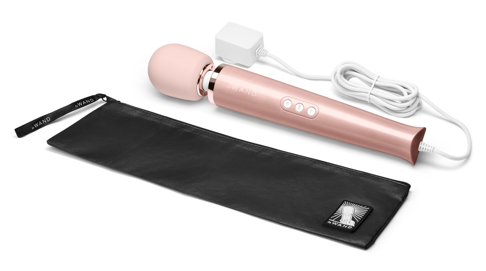 Ein roségoldener Massage-Wand mit weißem Ladekabel und schwarzer Aufbewahrungstasche auf weißem Hintergrund.