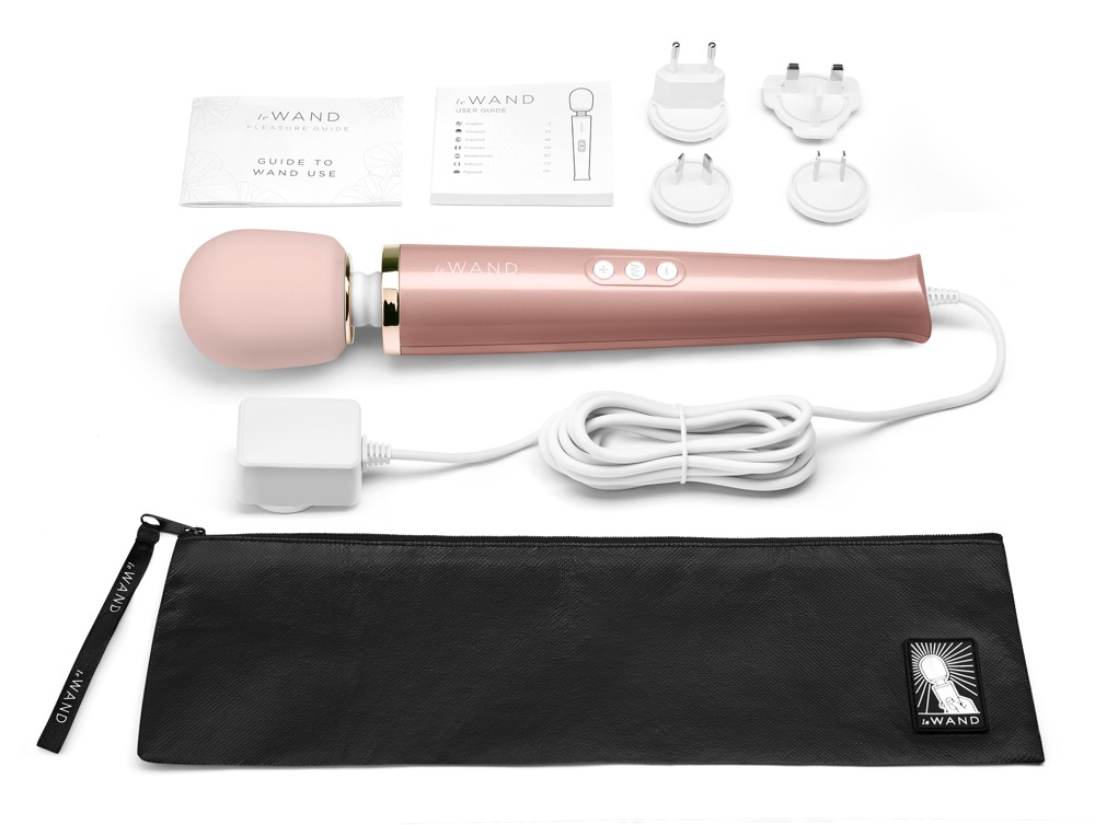 Ein roségoldener Zauberstab-Vibrator mit Ladekabel, Adaptern, Anleitungen und einer schwarzen Tasche.