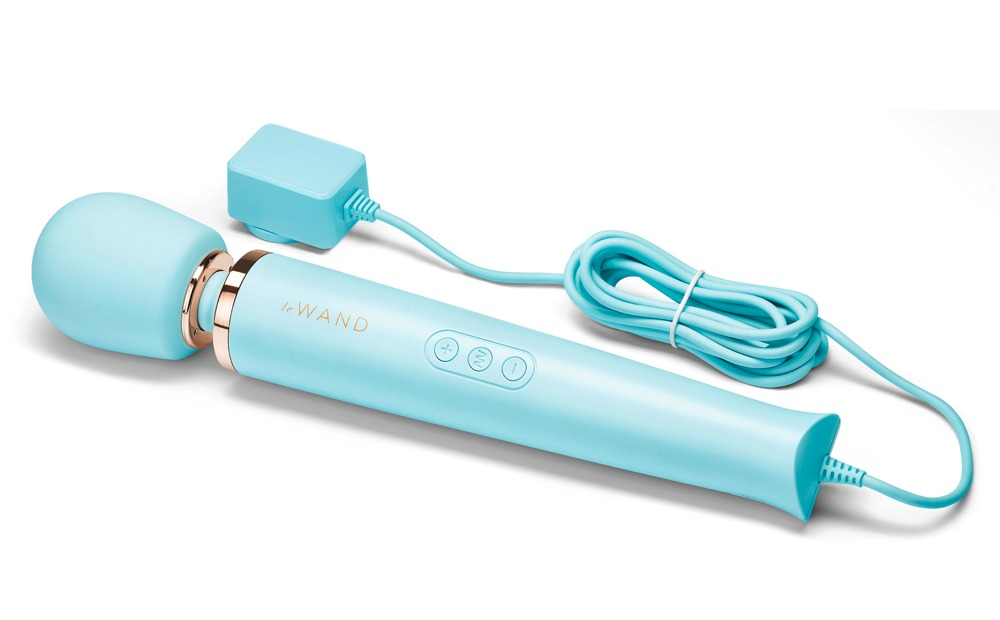 Ein hellblauer Stabmassager mit Roségold-Akzenten, Bedienelementen und angeschlossenem Netzteil auf weißem Hintergrund.