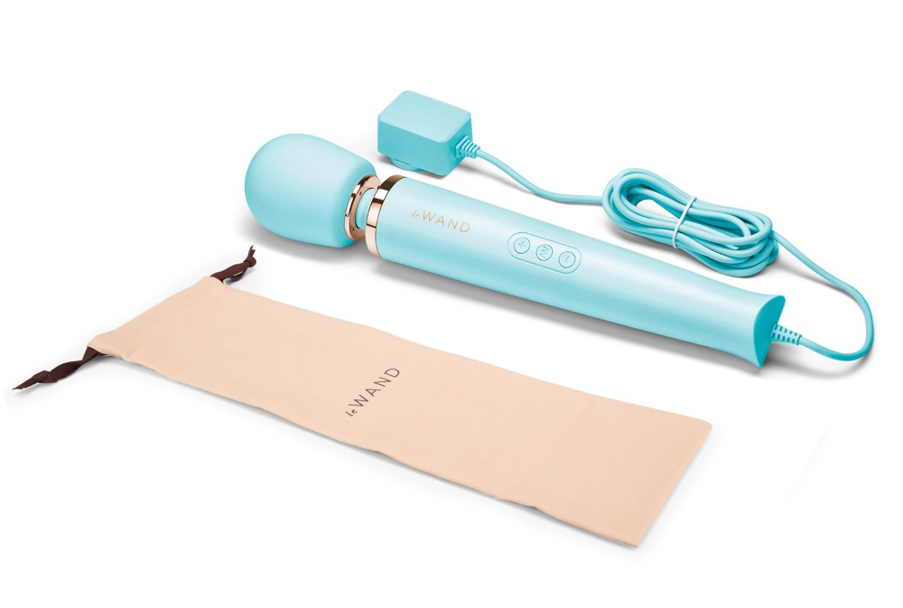 Ein türkisfarbener Zauberstab-Vibrator mit Ladekabel und beigem Stoffbeutel auf weißem Grund.