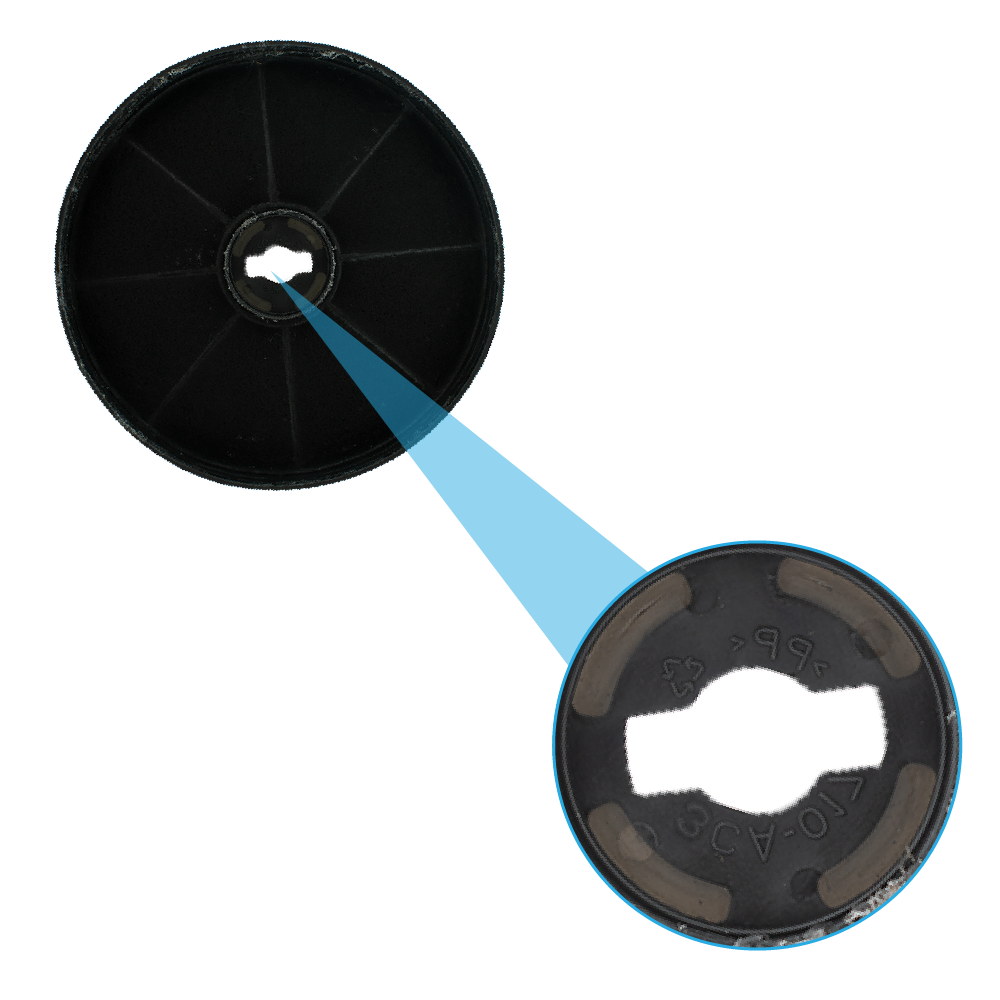 Una ruota rotonda nera con design a raggi e vista dettagliata del suo inserto centrale.