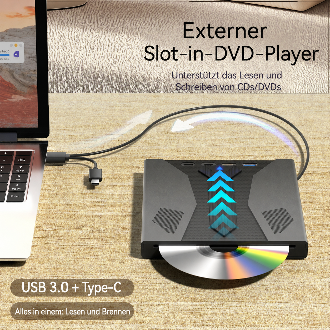 Ein externer DVD-Player mit USB und Type-C Kabel verbunden mit einem Laptop auf einem Holztisch.