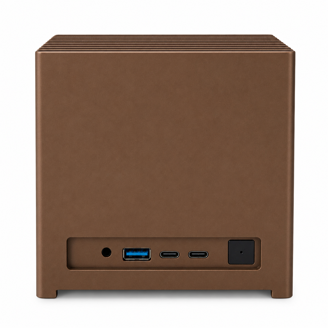 Un mini PC marrone e cubico con porte frontali tra cui audio, USB e USB-C su sfondo bianco.