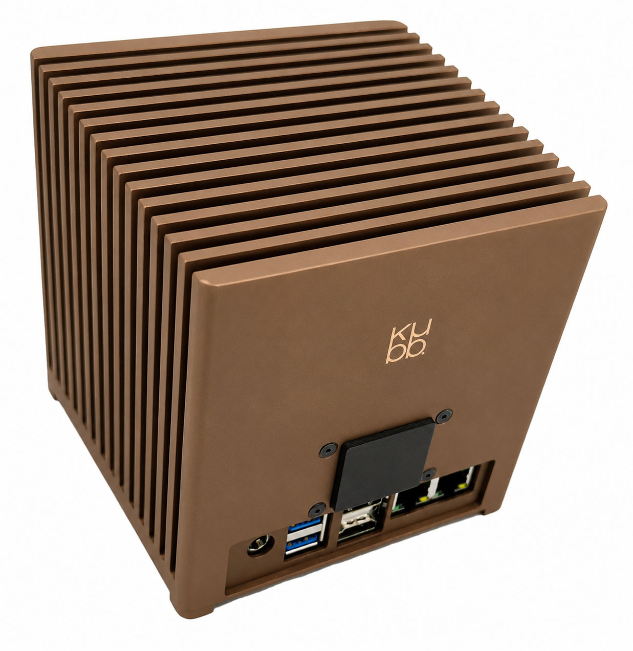 Un mini PC marrone a forma di cubo con superficie a coste e porte sul retro, su sfondo bianco.