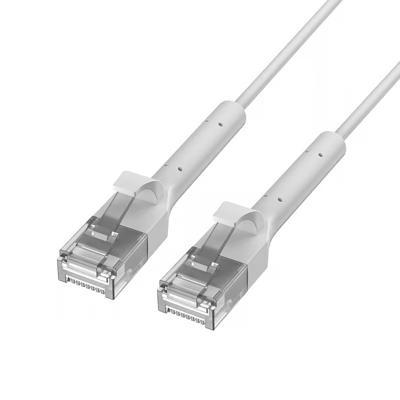 Dwa białe kable ethernetowe z wtykami RJ45 na białym tle.