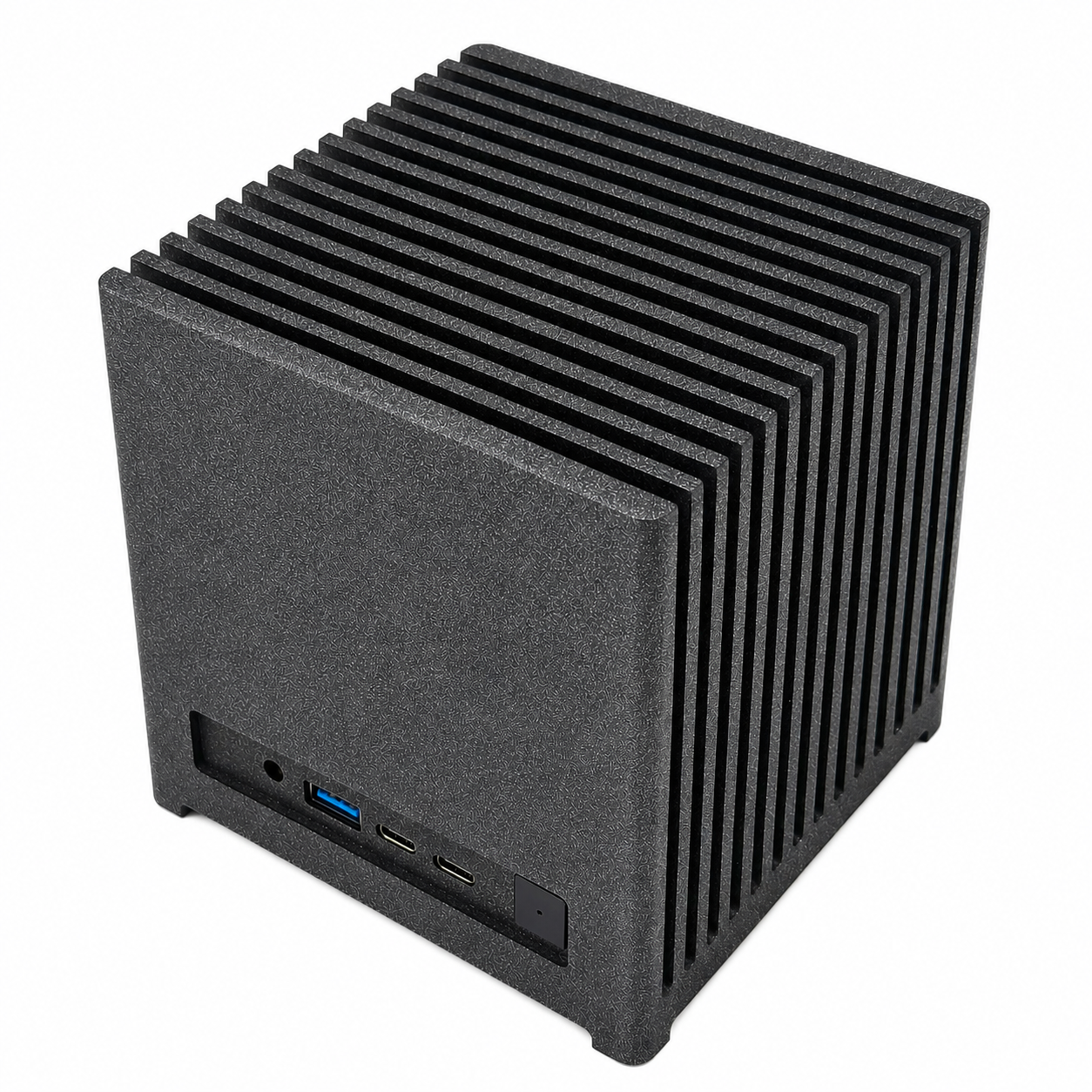 Un mini PC nero a forma di cubo con superficie a coste e porte USB sulla parte anteriore.