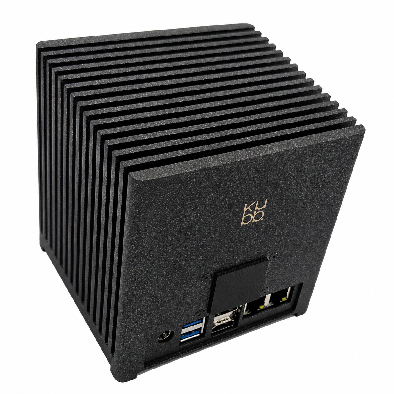 Un mini PC nero a forma di cubo con superficie a coste e porte visibili sulla parte anteriore.