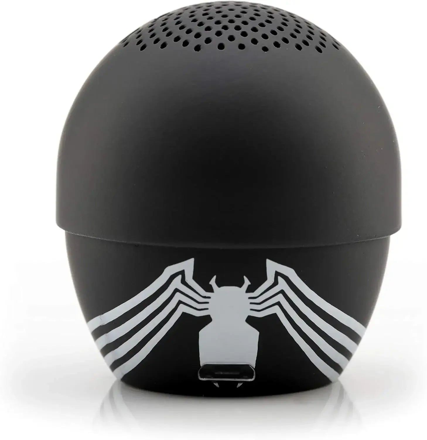 Kulisty czarny głośnik Bluetooth z białym logo pająka i portem ładowania na białym tle.