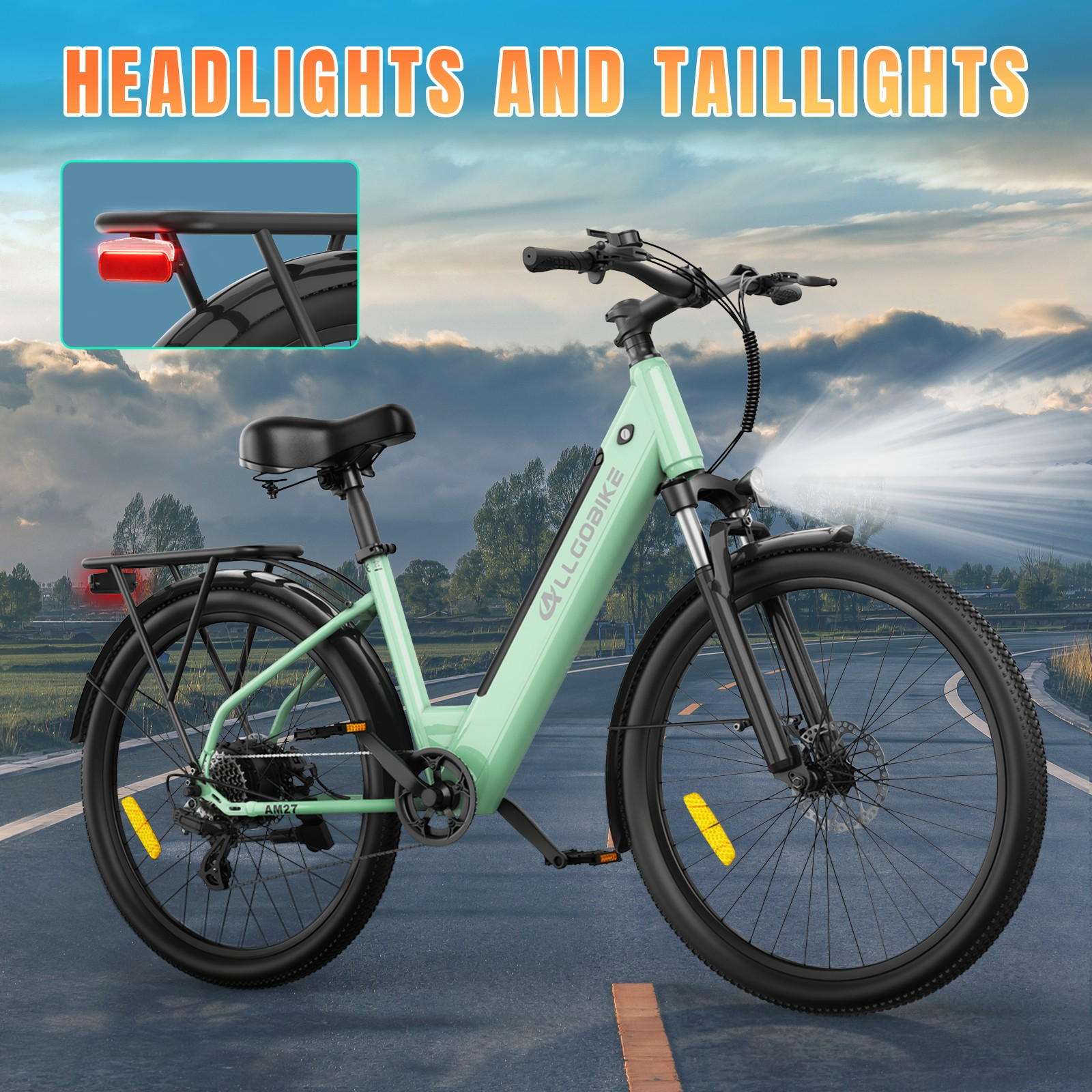 Jasnozielony rower elektryczny na drodze z jasnymi reflektorami i światłami tylnymi pod pochmurnym niebem.