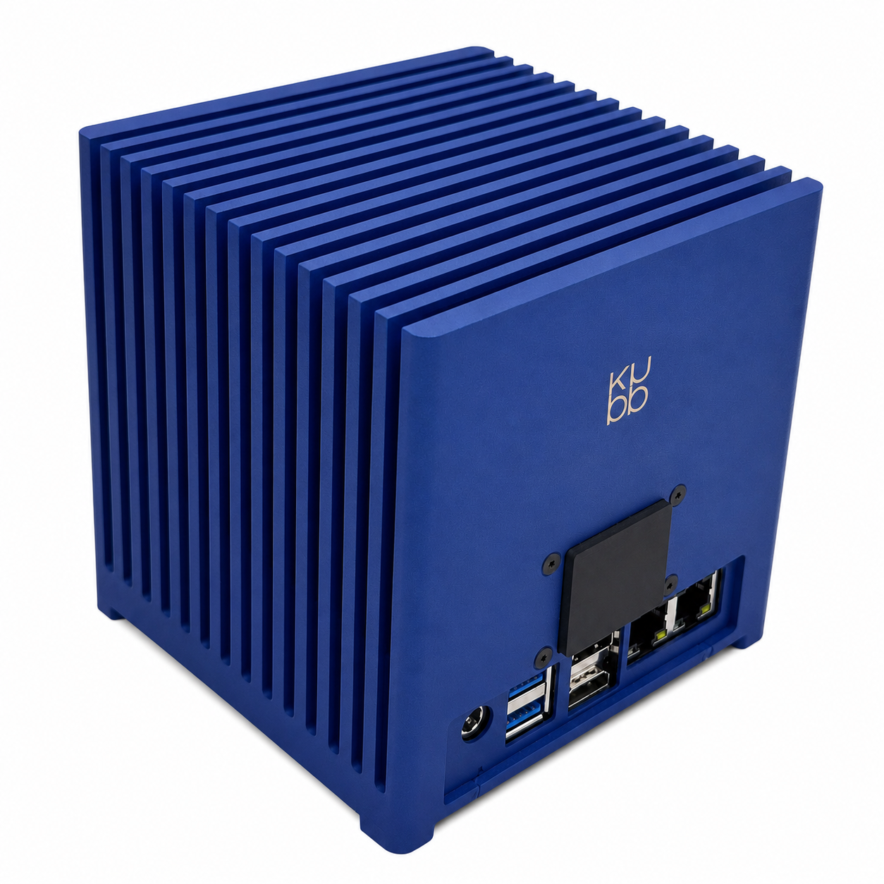Un computer blu a forma di cubo con alette di raffreddamento, logo e porte, su sfondo bianco.