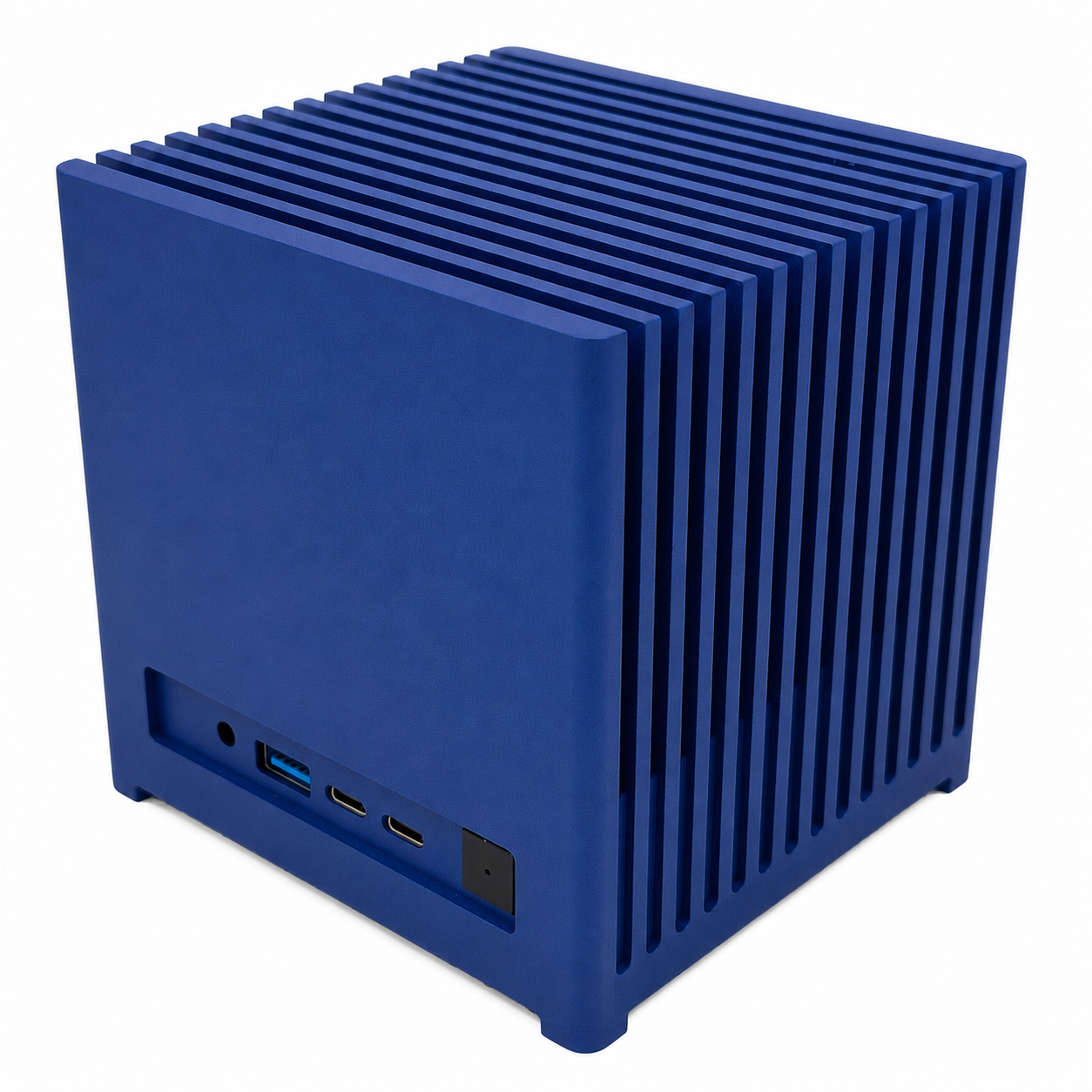 Un case per computer blu a forma di cubo con alette verticali e porte anteriori su sfondo bianco.