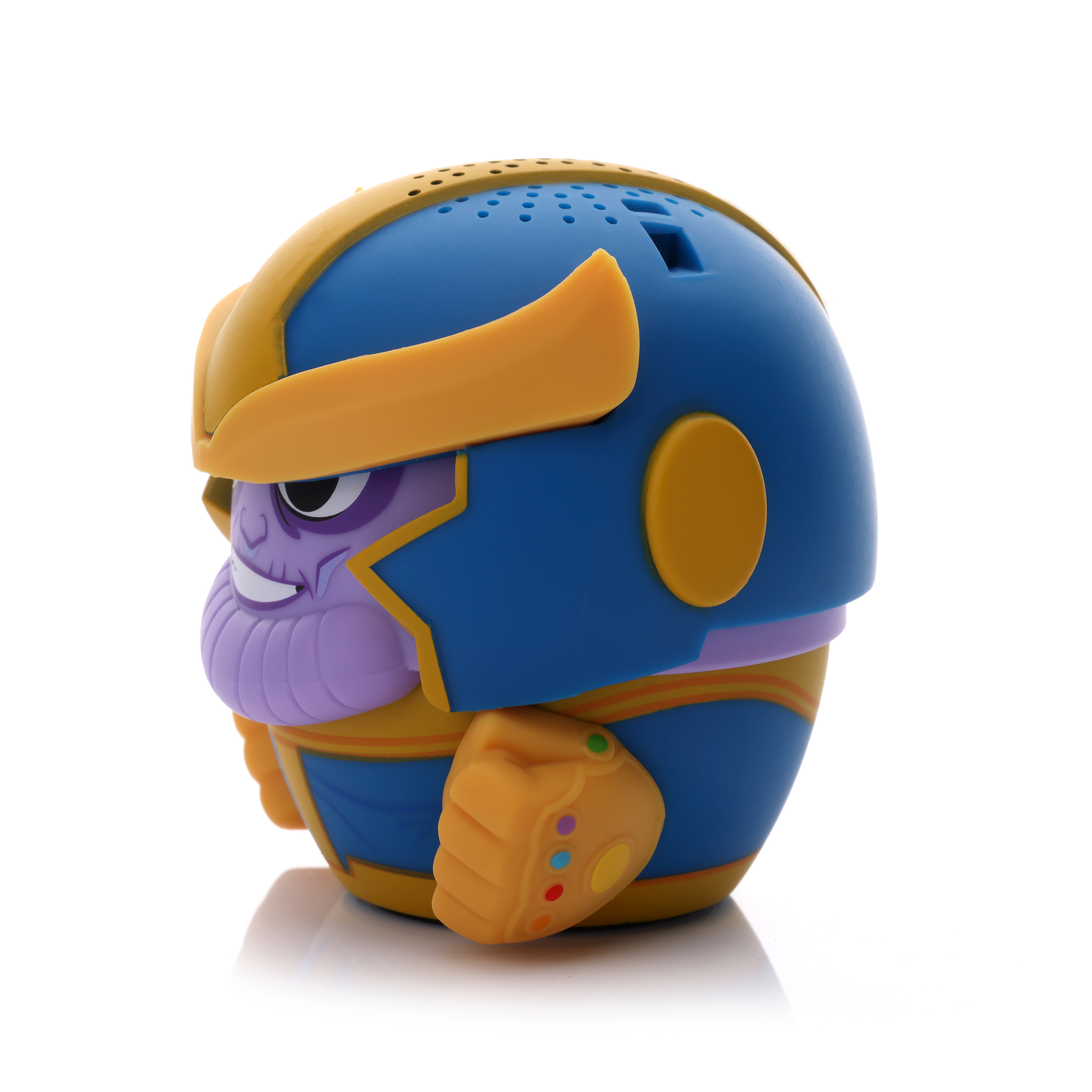 Głośnik Thanos w niebiesko-złotym hełmie, z fioletową twarzą i rękawicą nieskończoności na białym tle.