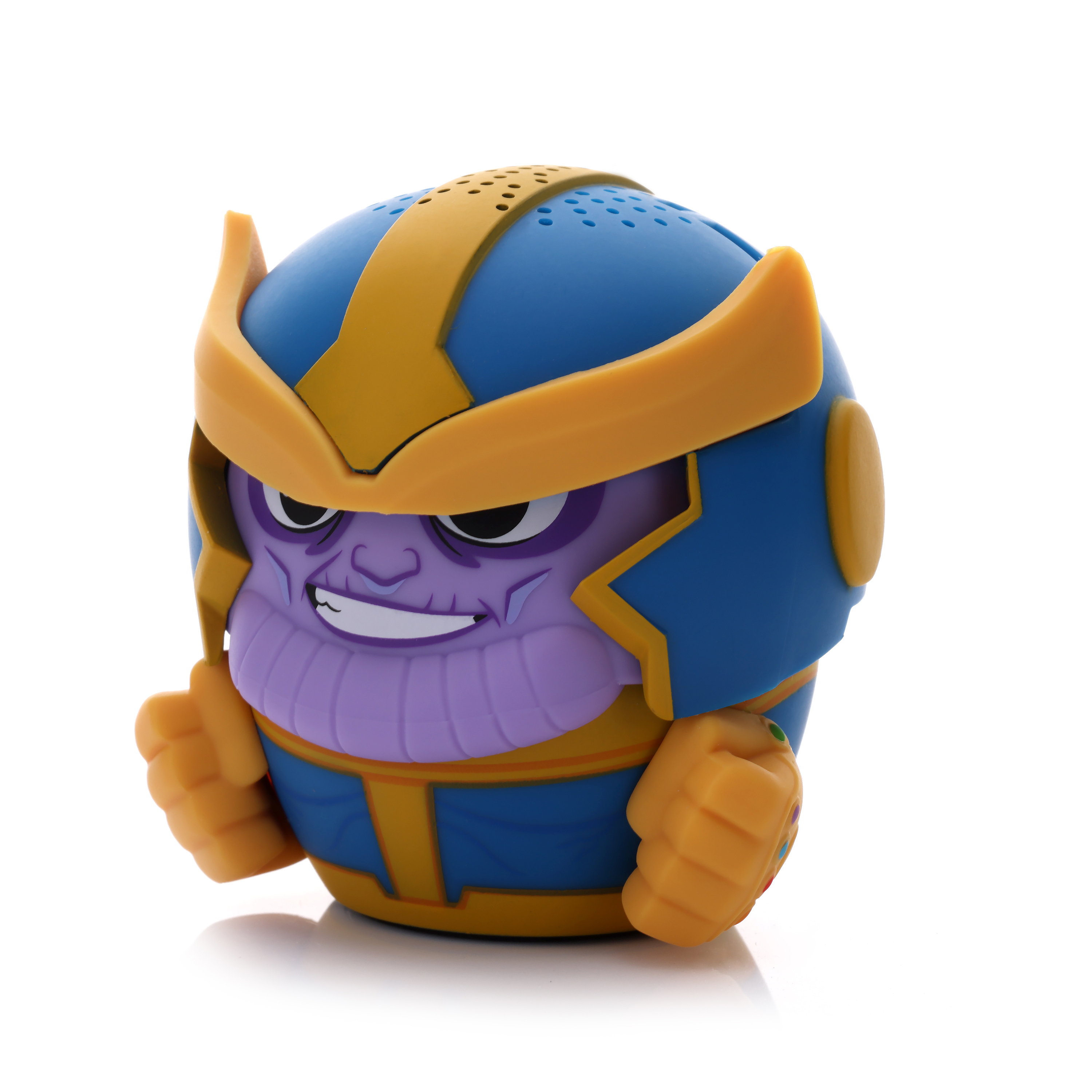 Okrągła figurka Thanos z niebieskim hełmem, żółtymi wykończeniami i fioletową twarzą na białym tle.