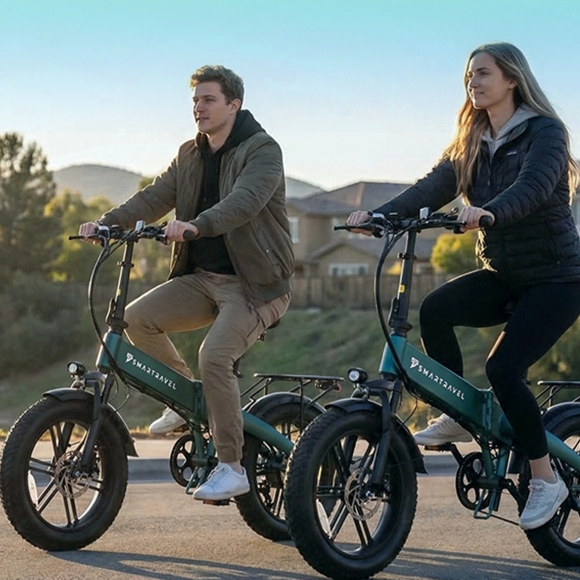 Mężczyzna i kobieta jada na zielonych elektrycznych rowerach składanych na zewnątrz.