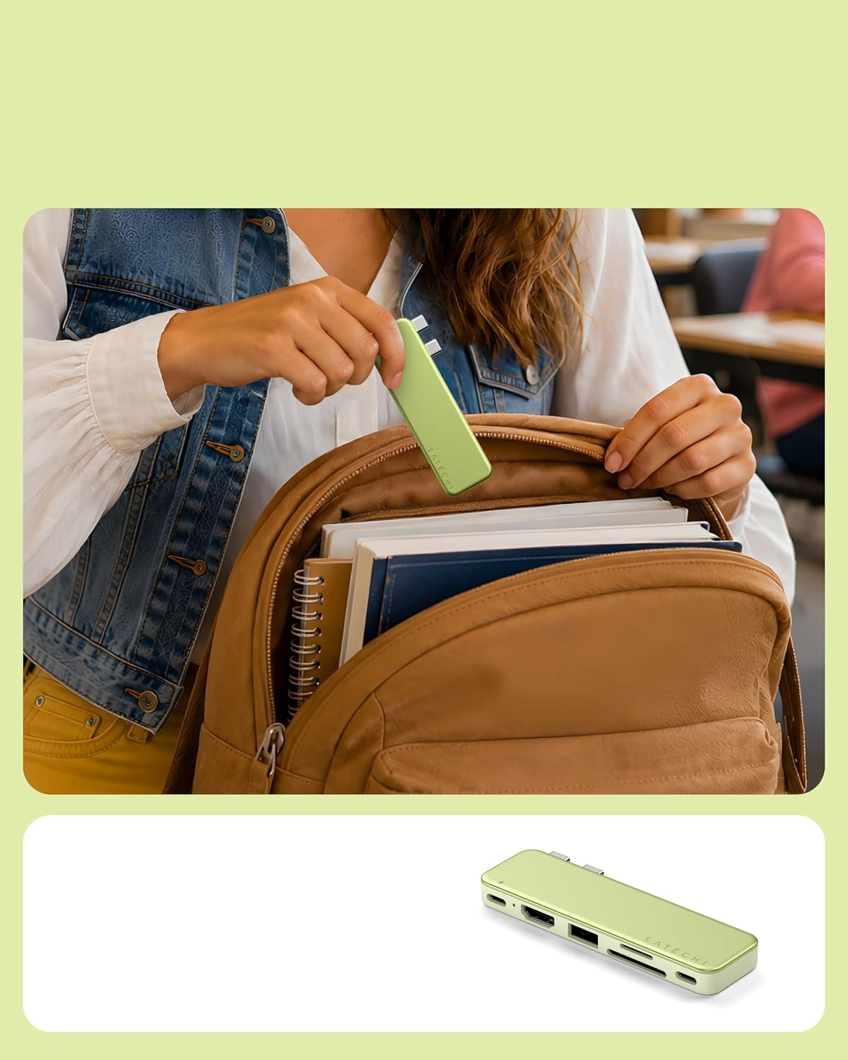 Kobieta w dżinsowej kamizelce wsadza zielony hub USB Satechi do brązowego plecaka obok zeszytów.