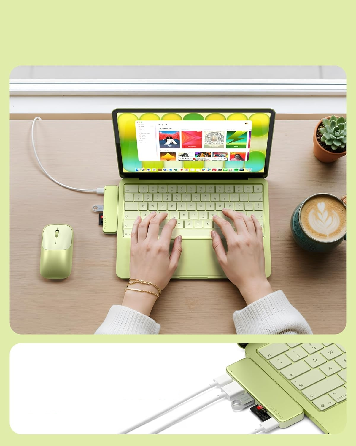 Ręce piszące na zielonym laptopie z myszką, kawą i sukulentem na biurku.