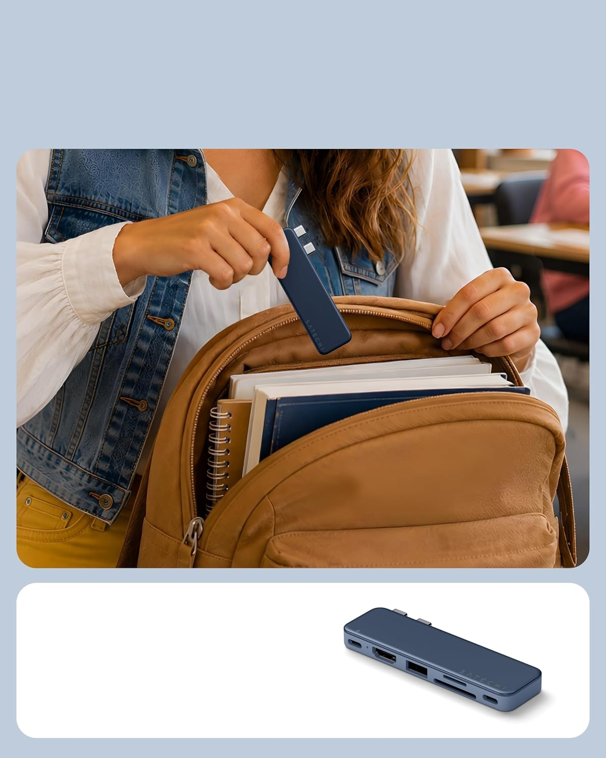 Kobieta pakuje niebieski hub USB-C do brązowego plecaka z notatnikami.