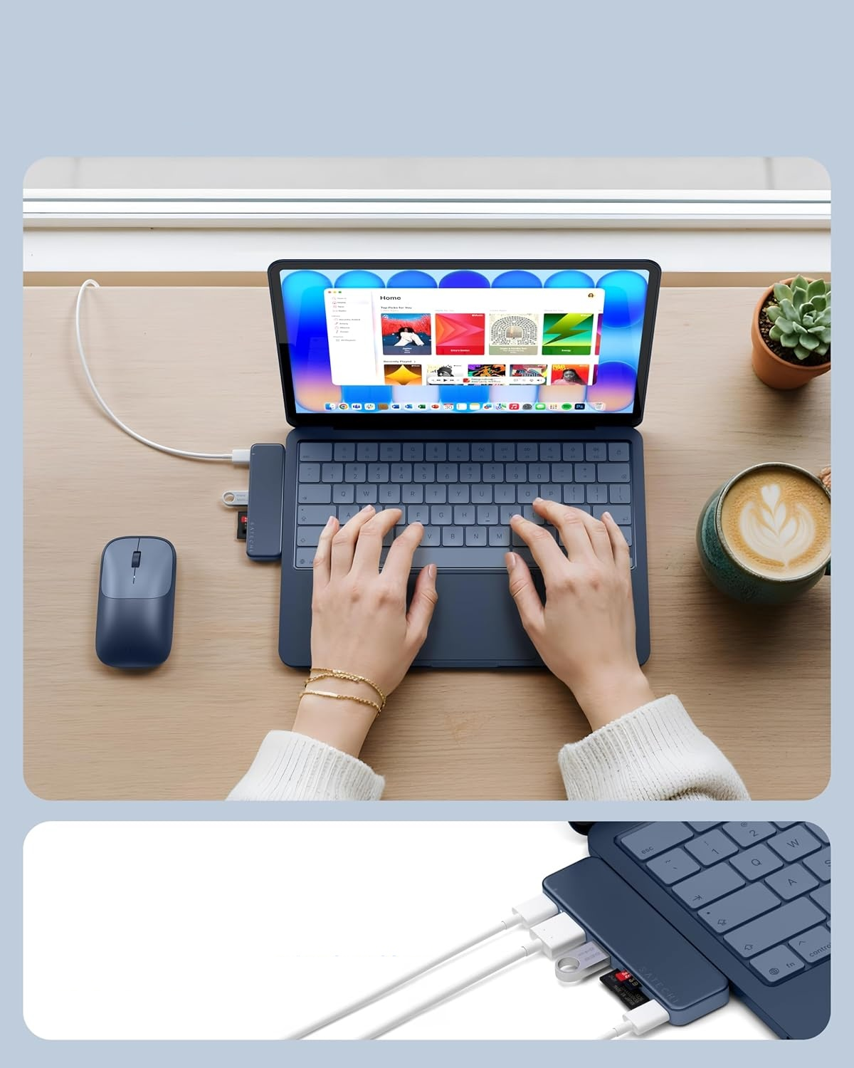 Widok z góry na niebieski laptop z piszącymi rękami, myszką, kubkiem kawy i hubem USB.