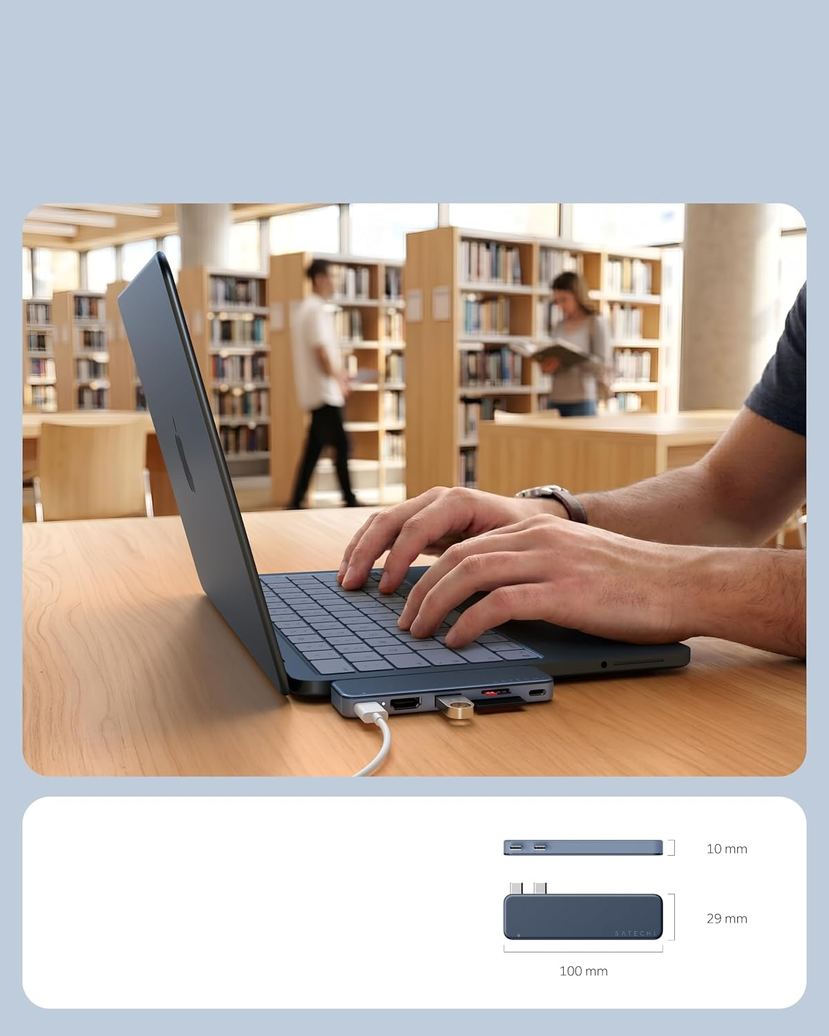 Osoba pisze na laptopie z hubem USB-C w bibliotece, wymiary pokazane na dole.