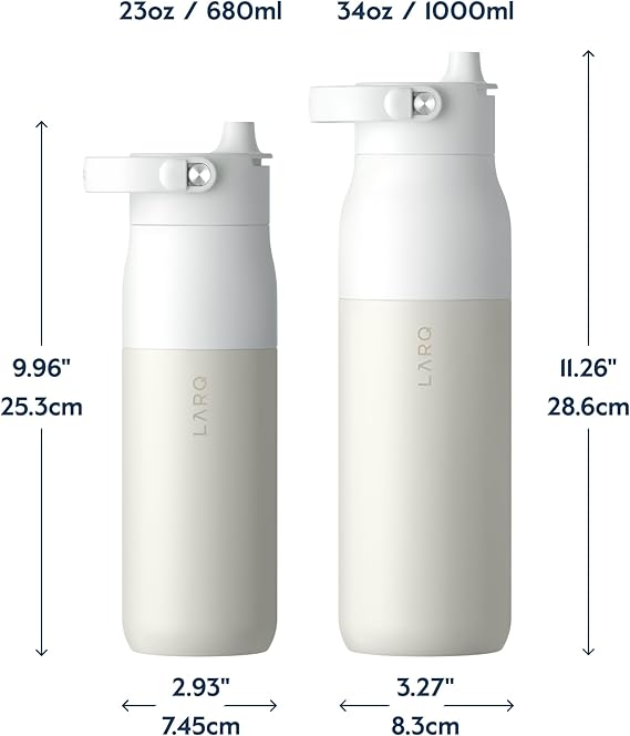 Due bottiglie d'acqua LARQ bianche con dimensioni in pollici e centimetri su sfondo bianco.