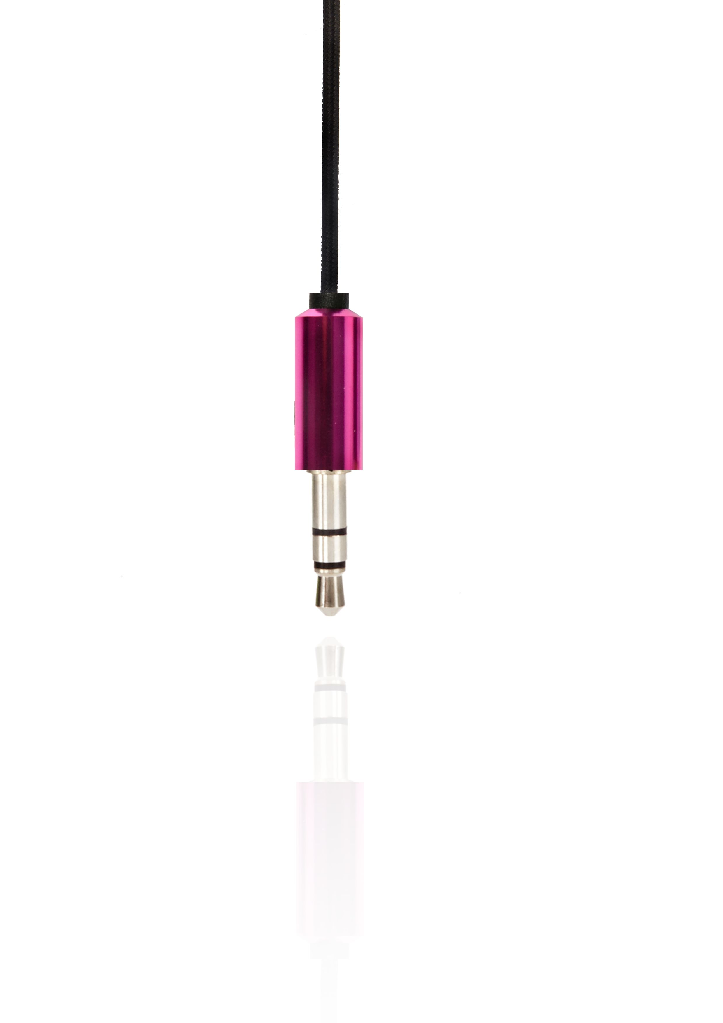 Wtyk audio 3,5 mm w różowej metalowej obudowie z czarnym kablem zwisa na białym tle.