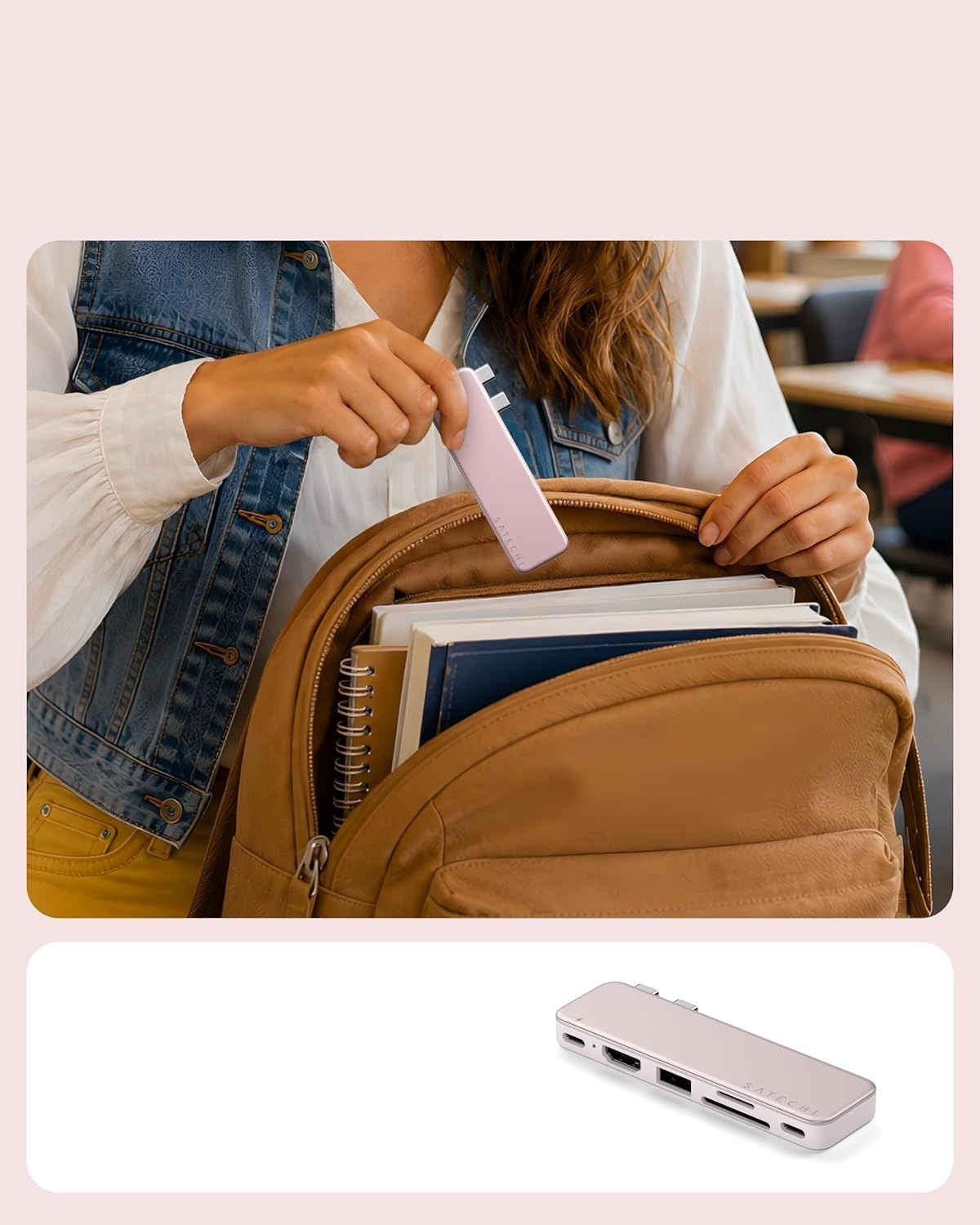 Kobieta w dżinsowej kamizelce chowa metalowy hub USB do brązowego plecaka obok zeszytów.
