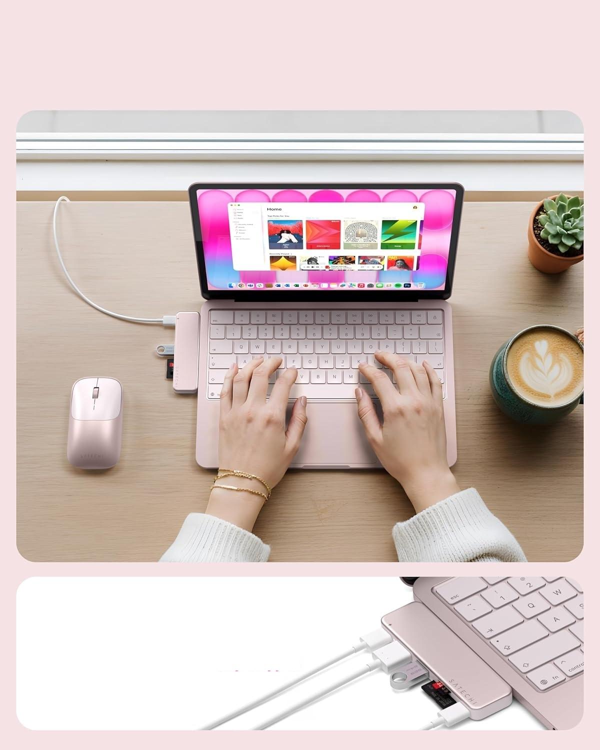 Osoba pisząca na różowym laptopie na drewnianym biurku z kubkiem kawy i myszką.