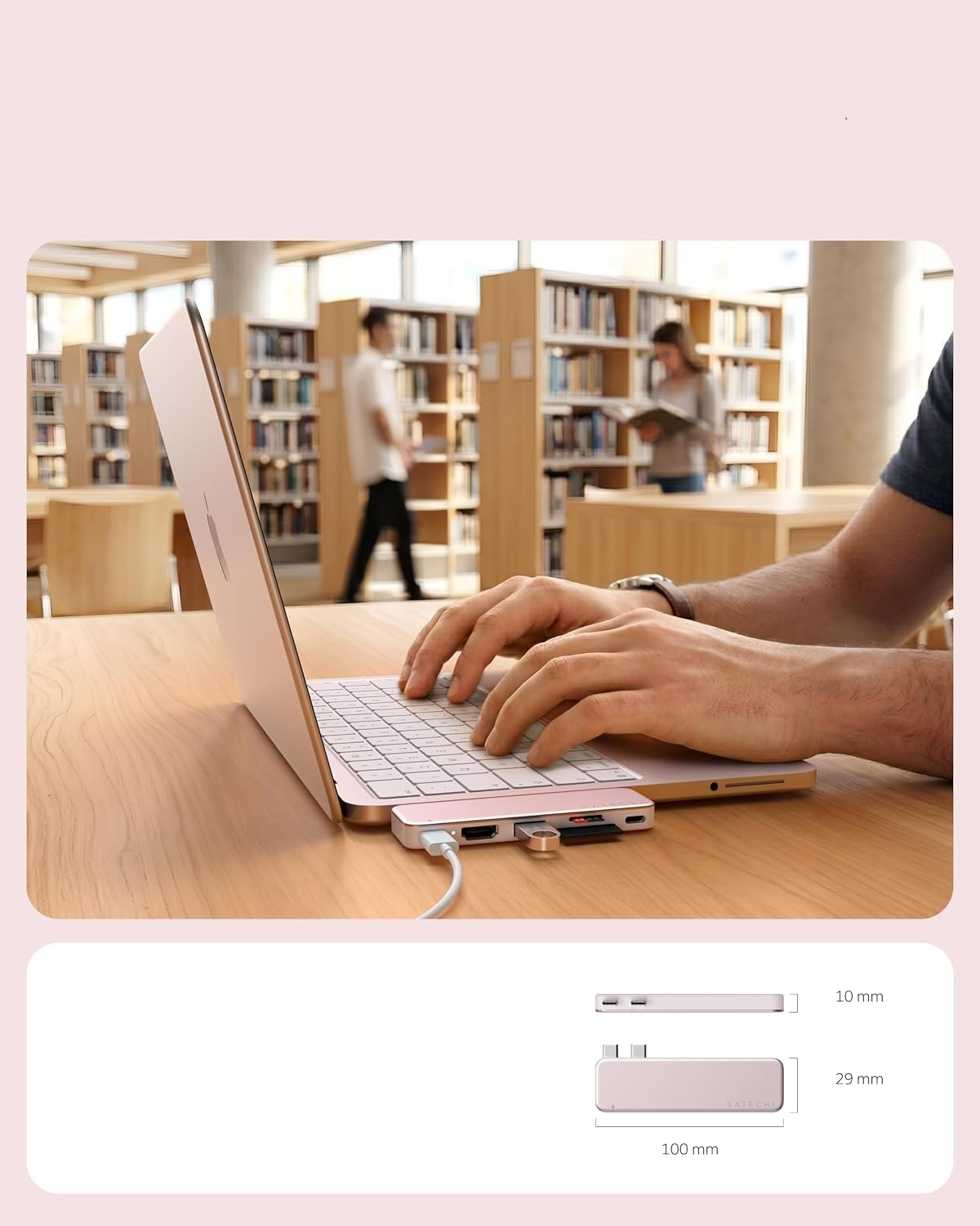 Osoba pisze na laptopie w bibliotece, z podłączonym hubem USB i wymiarami poniżej.