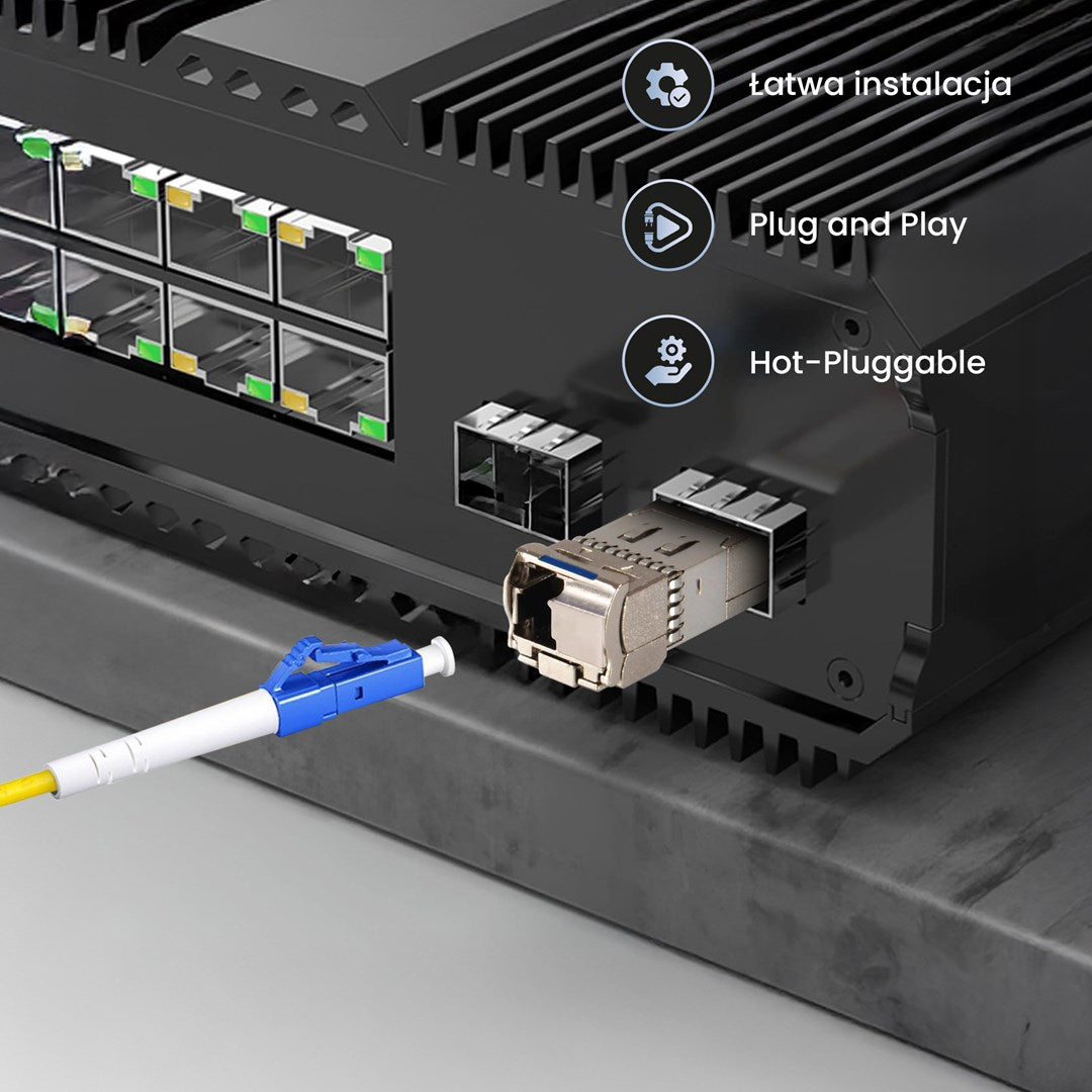 Czarny przełącznik sieciowy z portami SFP, włożonym transceiverem i niebieskim kablem światłowodowym.