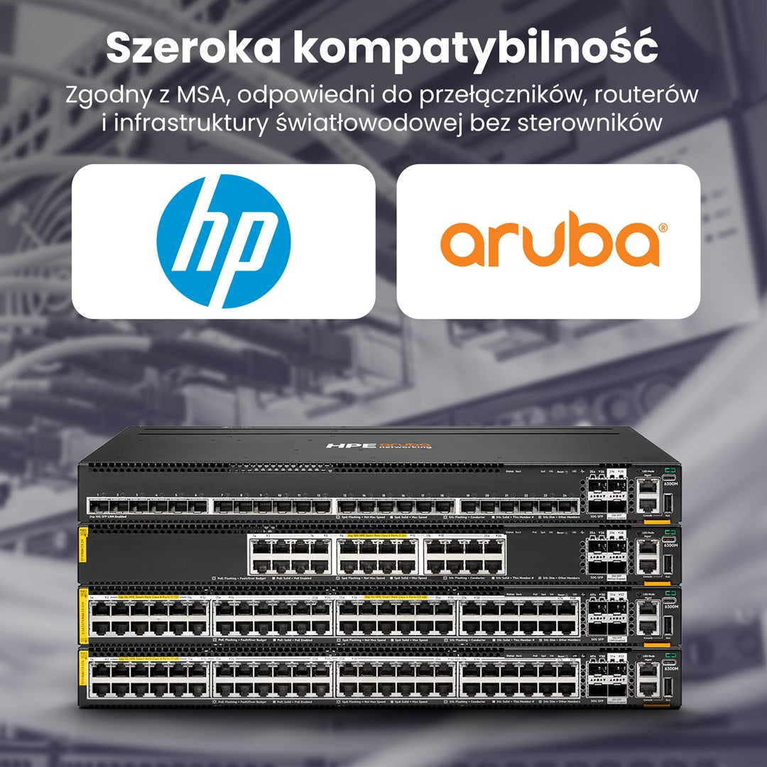 Cztery ułożone w stos przełączniki sieciowe HP Aruba na tle szafy serwerowej z logosami HP i Aruba.