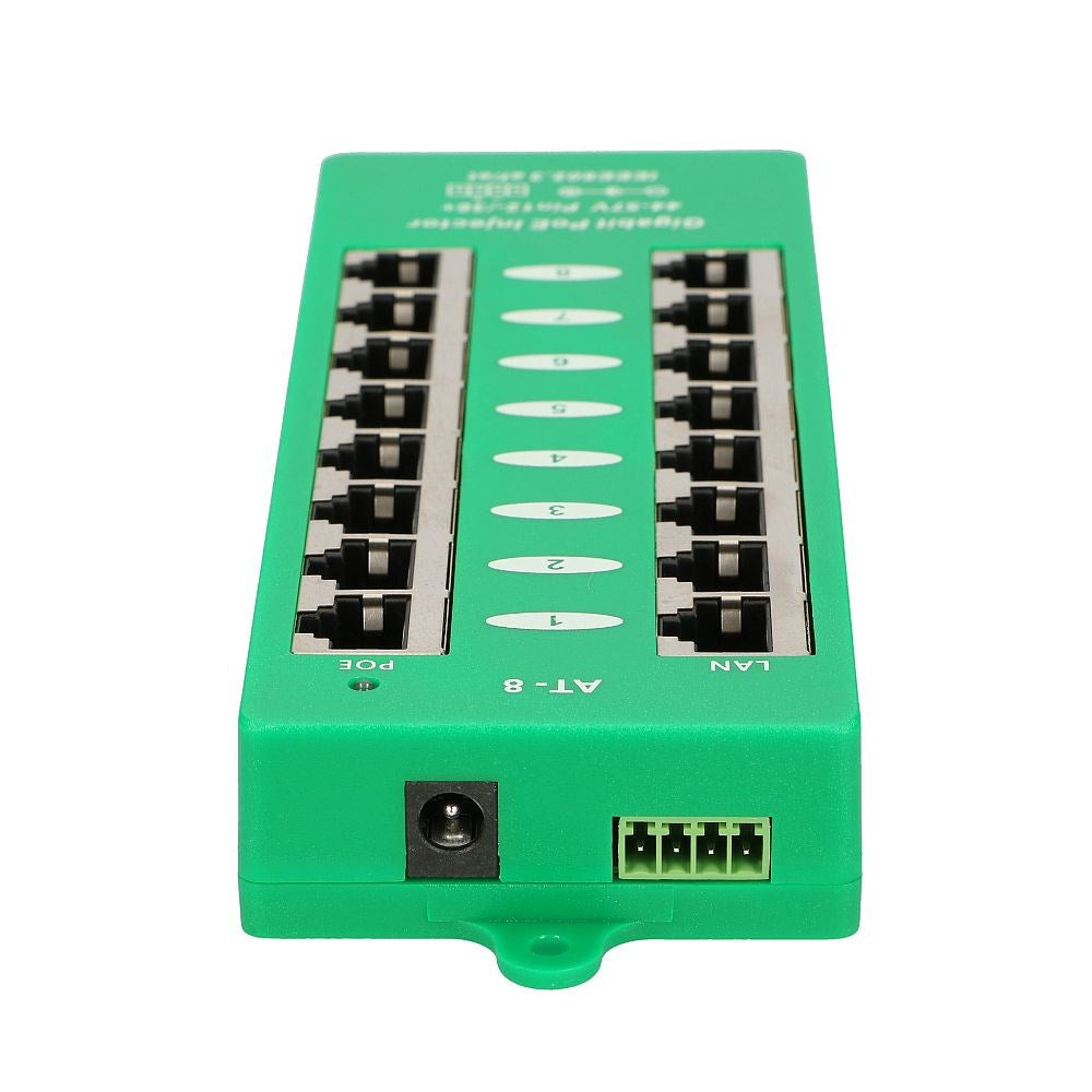 Zielony injector PoE Gigabit z dwoma rzędami portów LAN i PoE na białym tle.