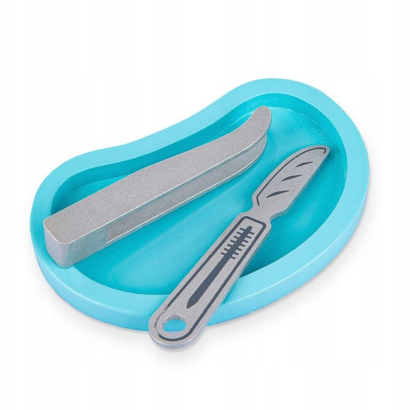 Una bandeja de madera azul con dos instrumentos médicos de juguete, unas pinzas y un bisturí.