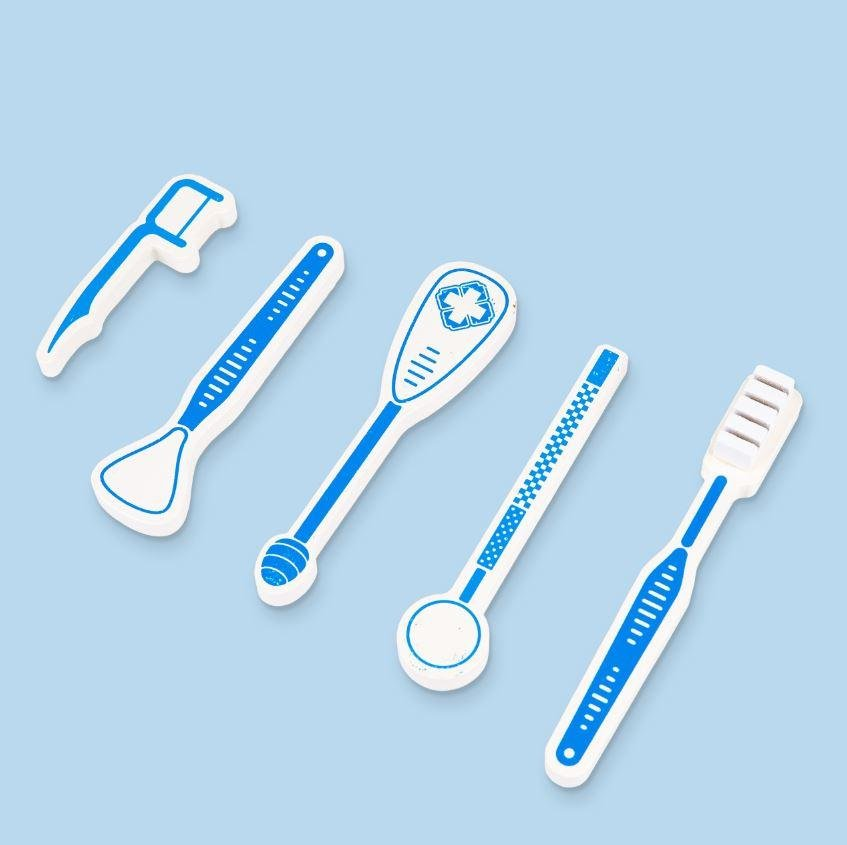 Cuatro modelos de herramientas dentales azules y blancas sobre fondo azul claro.
