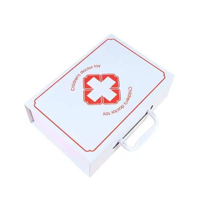 Un maletín médico de juguete blanco con cruz roja y texto Children's doctor toy.
