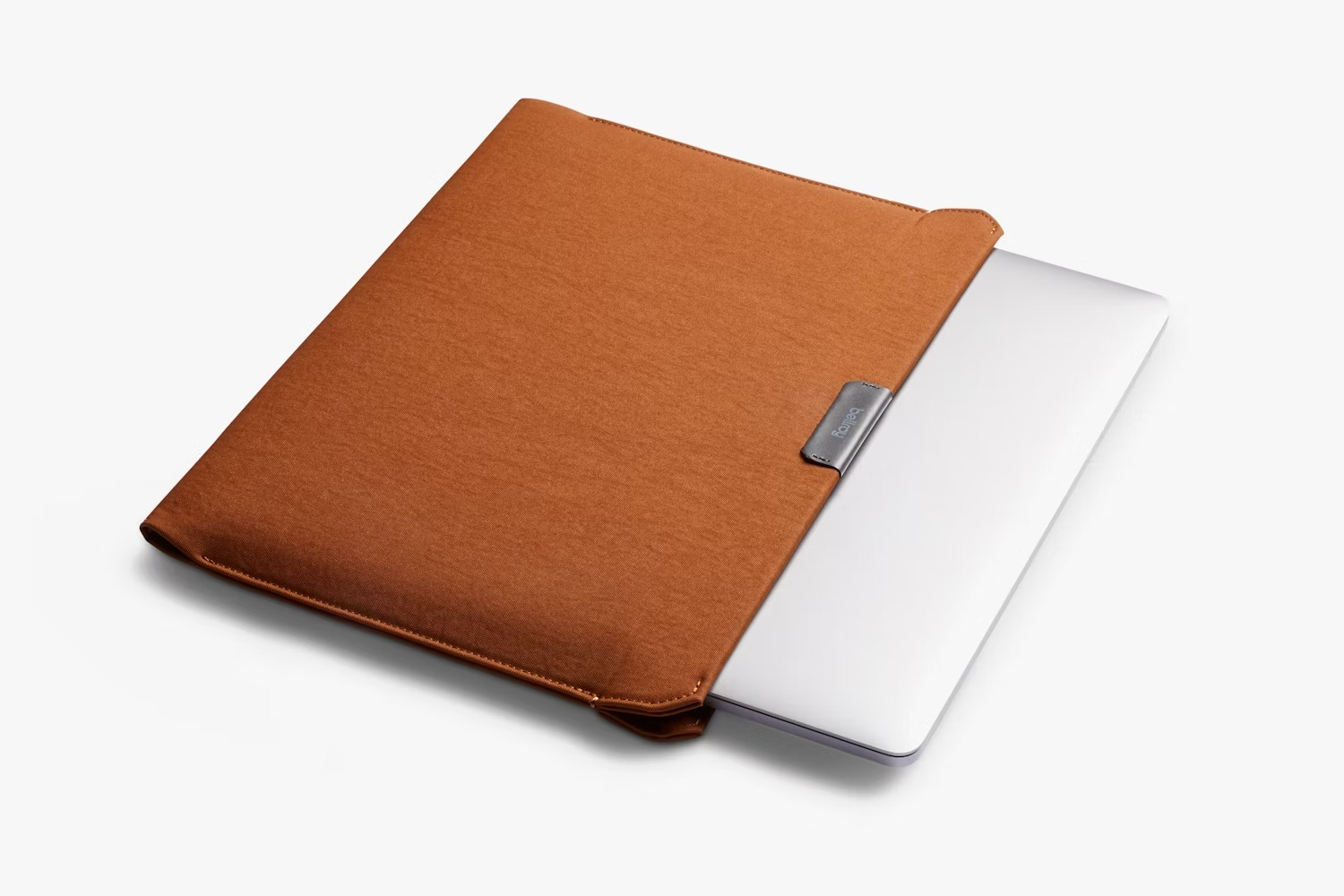 Srebrny laptop w brązowym pokrowcu na białym tle.