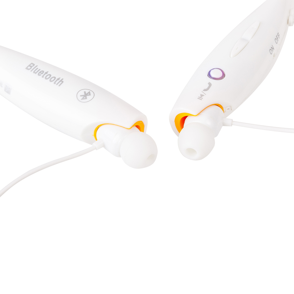 Zbliżenie białych słuchawek dokanałowych Bluetooth z pomarańczowymi akcentami na białym tle.