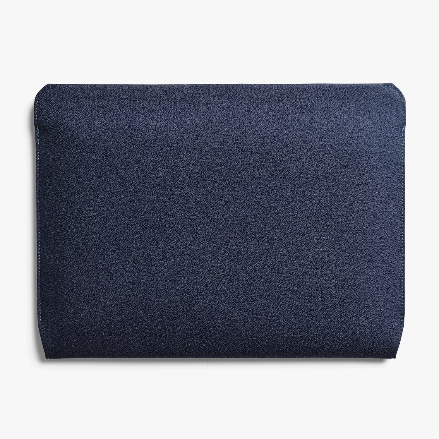 Ciemnoniebieskie etui na laptopa o teksturowanej powierzchni materiału na białym tle.