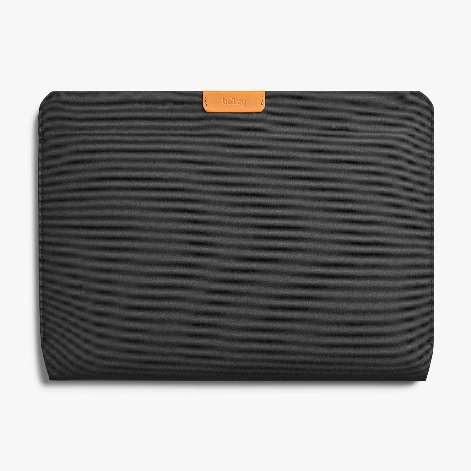 Czarne etui na laptopa z brązową skórzaną metką z napisem Bellroy u góry.