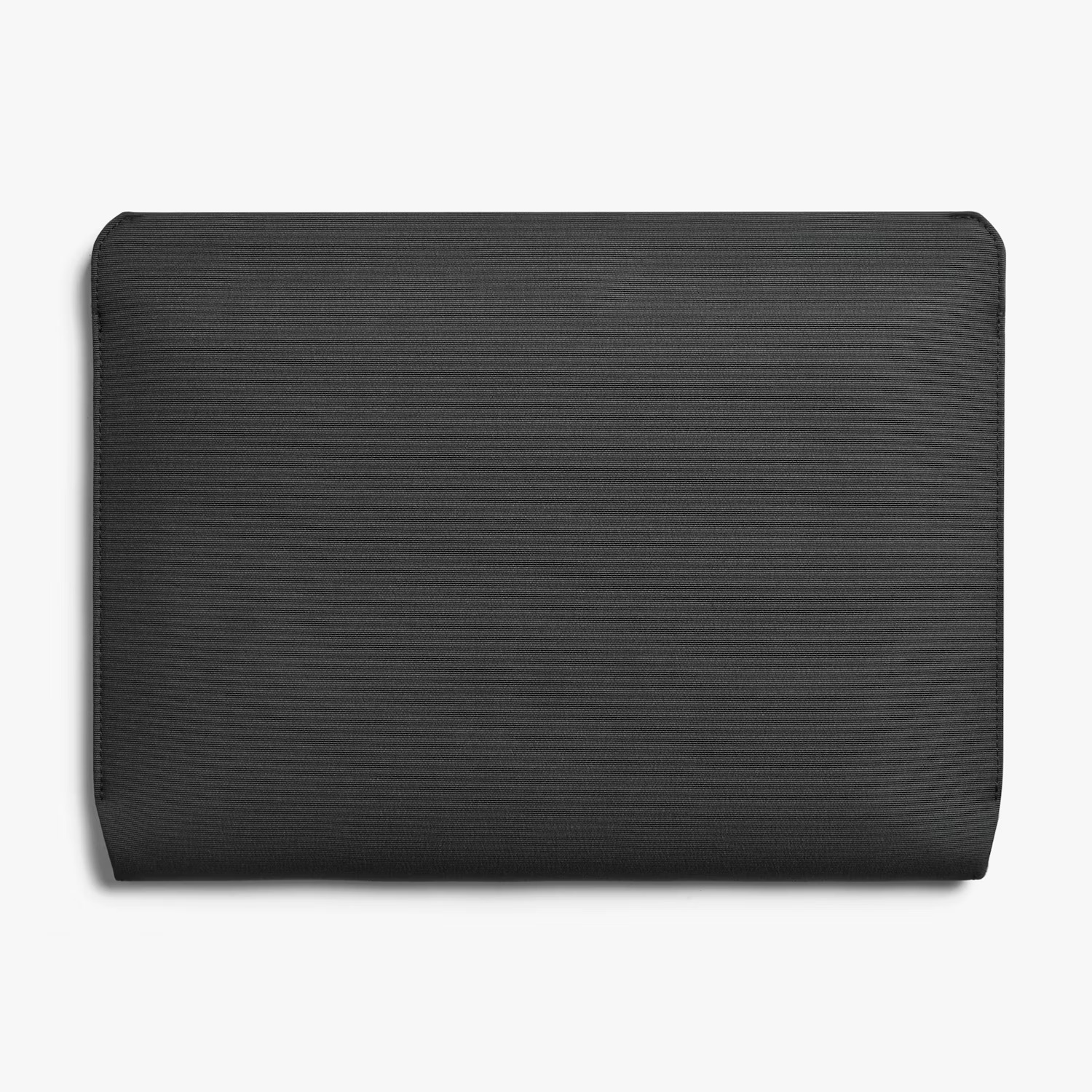 Zamknięty czarny pokrowiec na laptopa o drobnej fakturze na białym tle.
