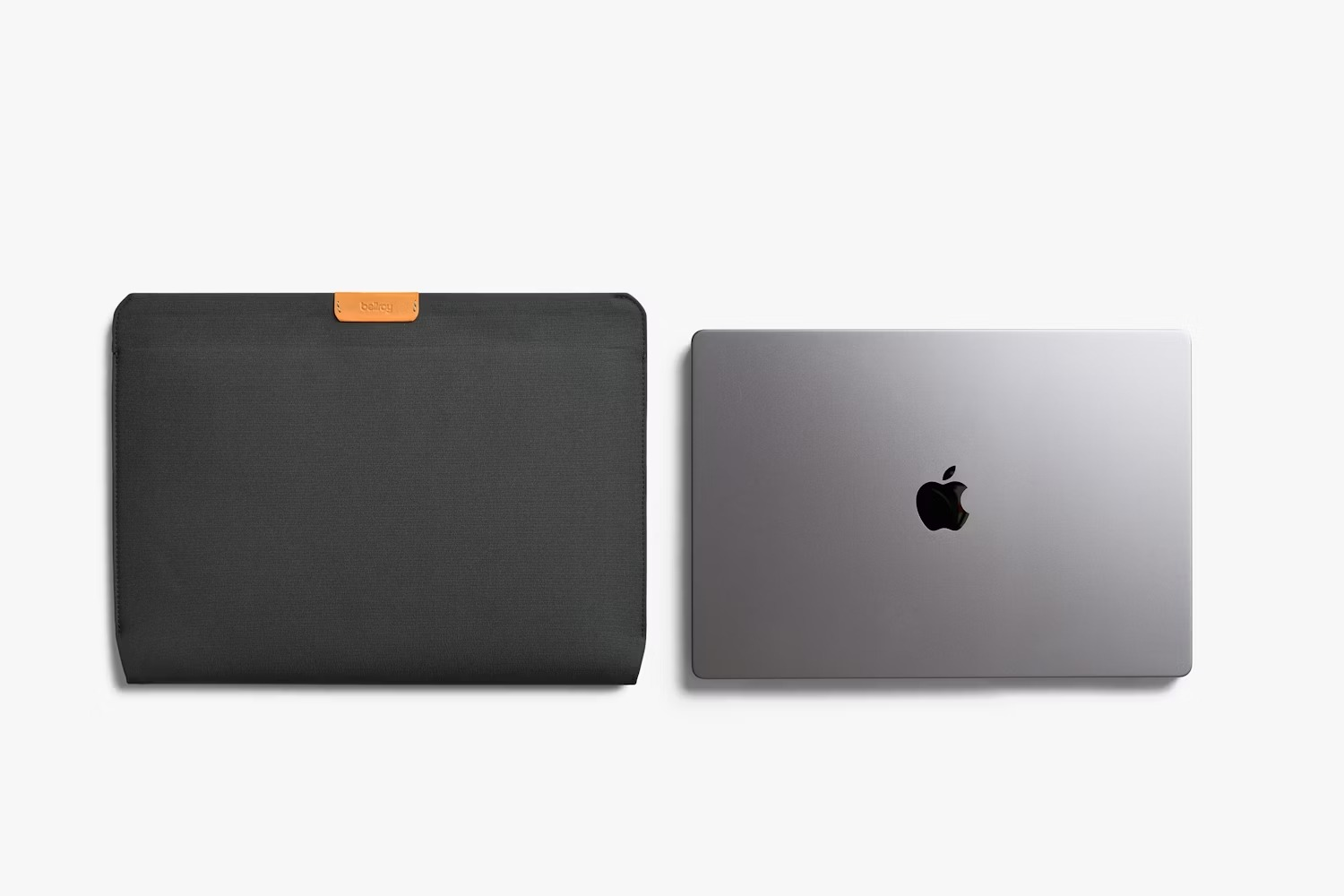 Zamknięte ciemnoszare etui na laptopa z brązowym logo obok zamkniętego srebrnego laptopa na białym tle.