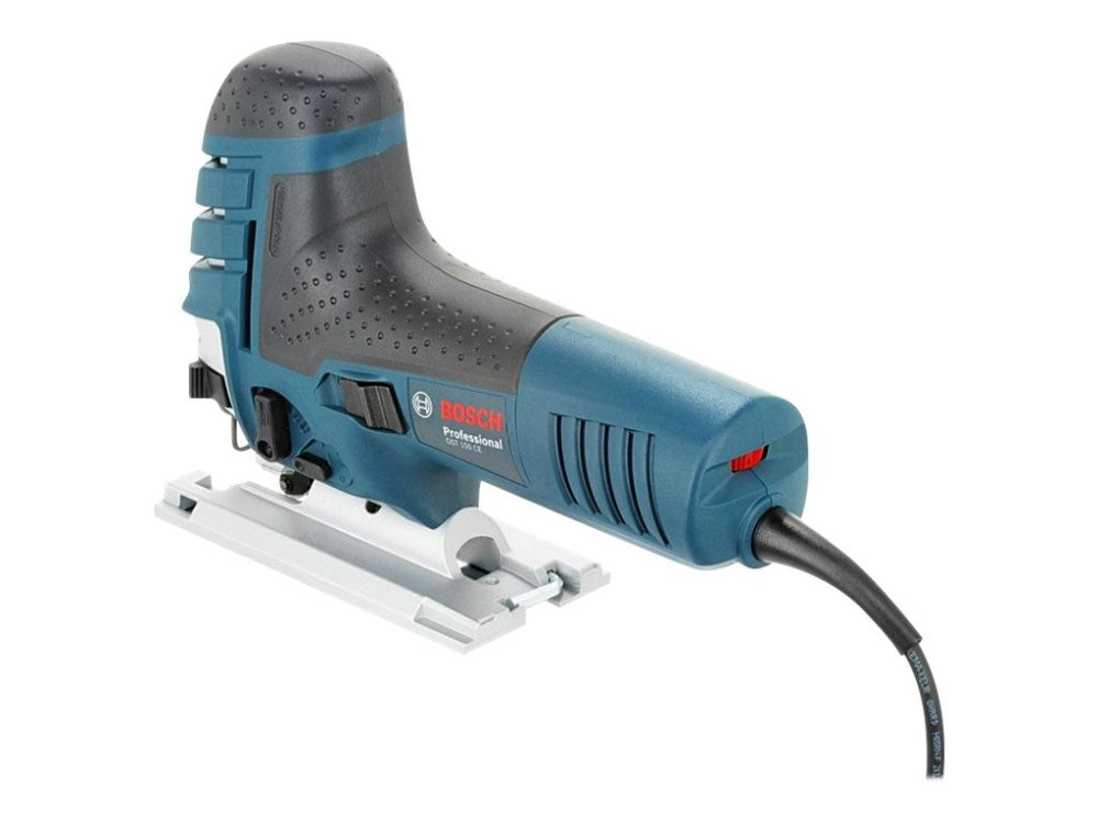 Eine blau-schwarze Bosch Professional Stichsäge mit silberner Grundplatte und Kabel vor weißem Hintergrund.