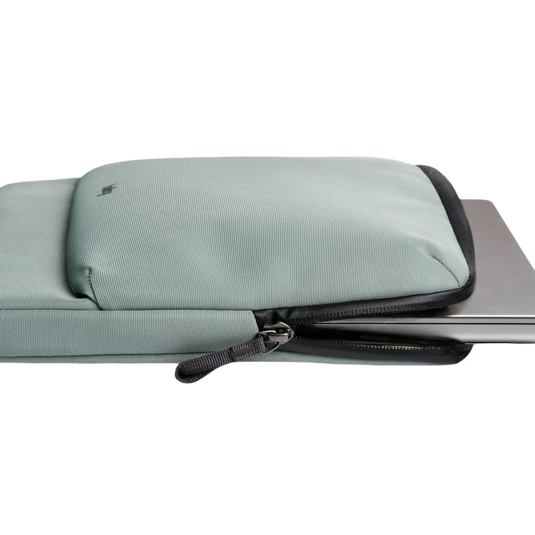 Szarozielone etui na laptopa z otwartym zamkiem błyskawicznym, w którym widać laptopa.