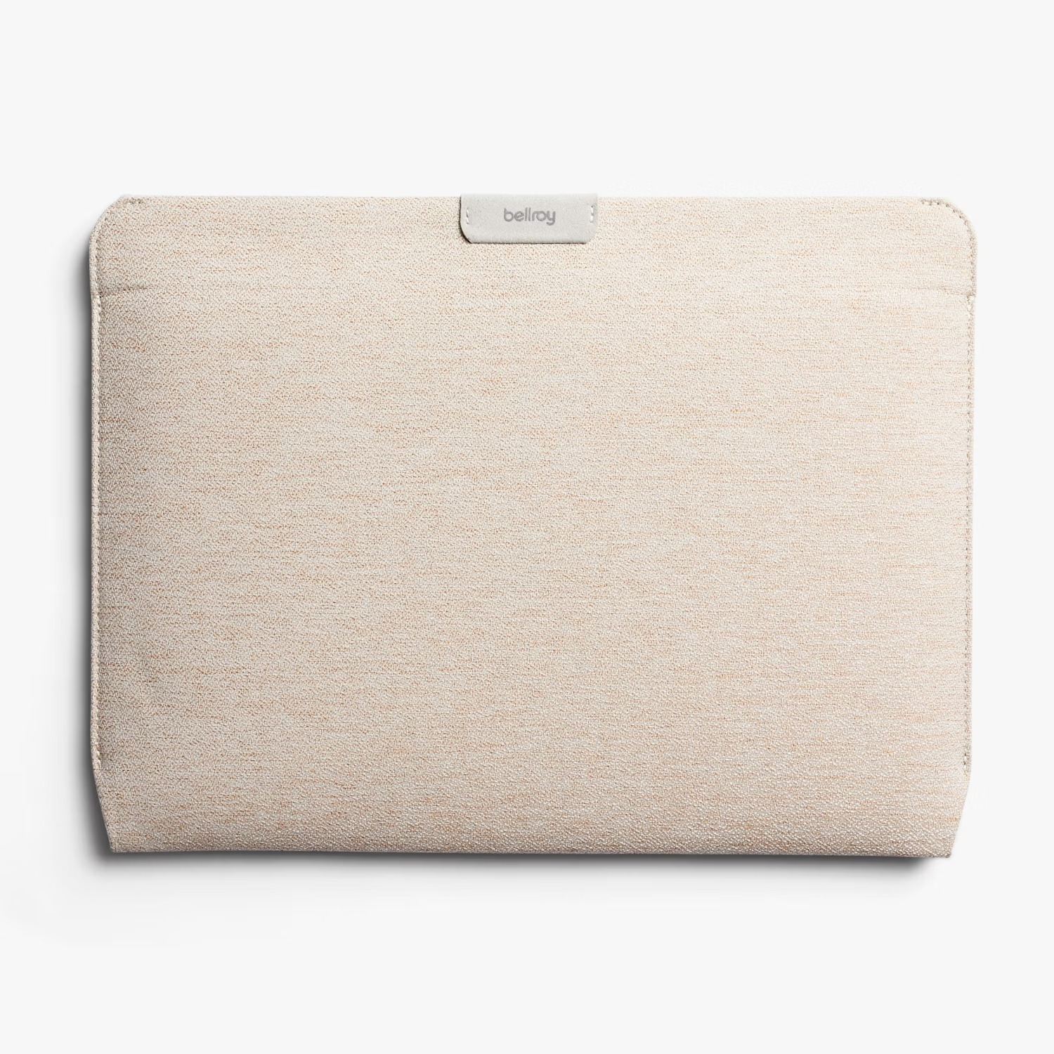 Zamknięty beżowy materiałowy pokrowiec na laptopa firmy Bellroy na białym tle.
